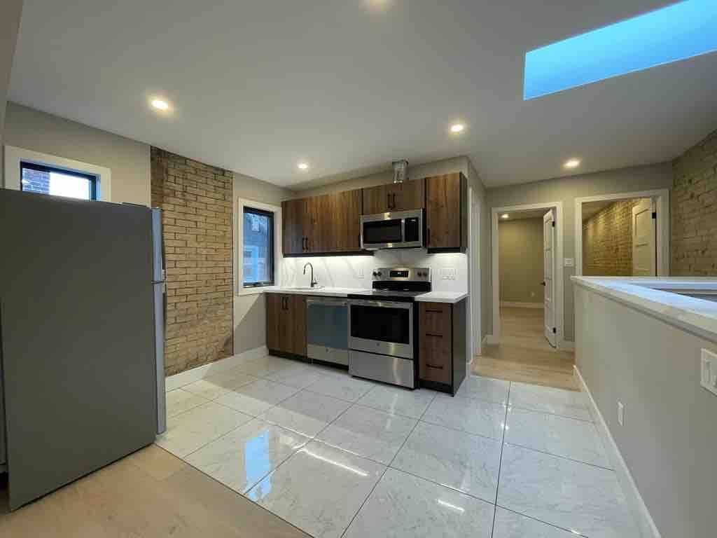 Toronto W01, ON M6R 2Z5,363 Parkside DR #3
