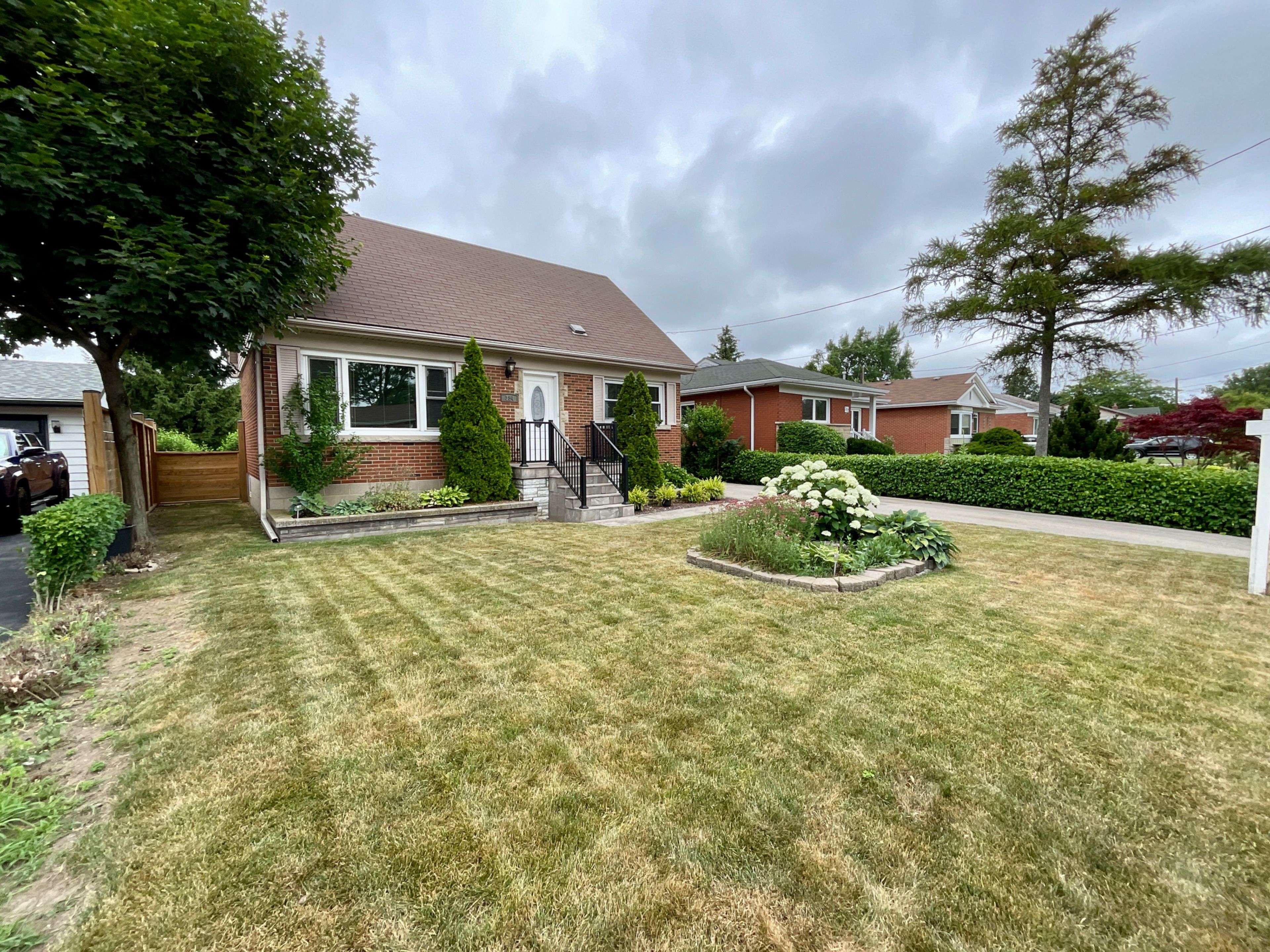 Hamilton, ON L8T 4G5,384 Upper Kenilworth AVE