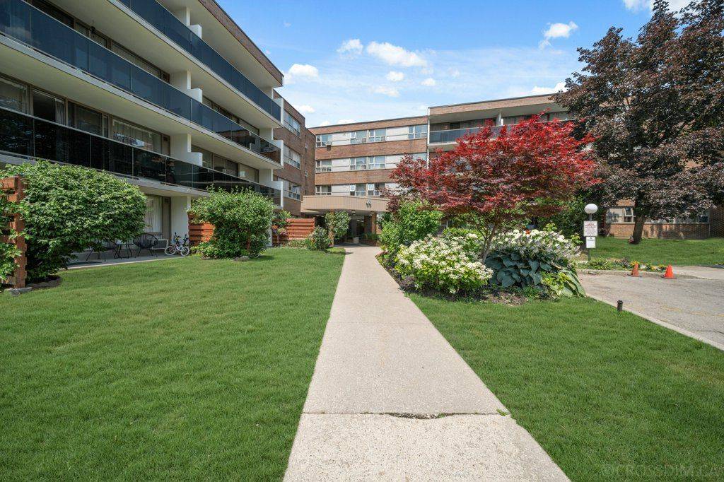 Toronto C13, ON M4A 2R4,40 Sunrise AVE #113