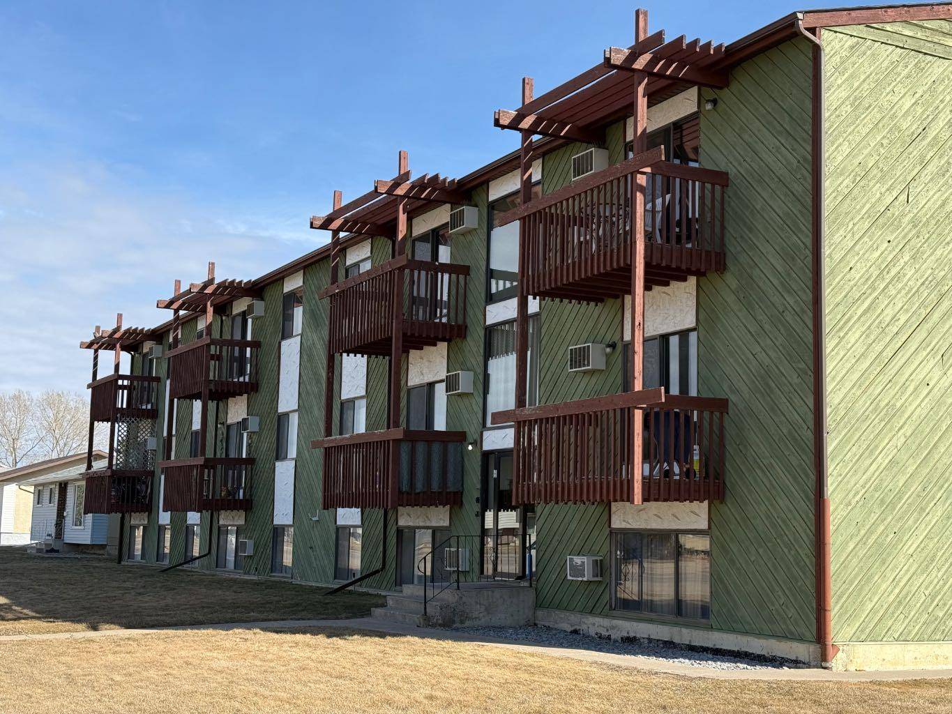 Medicine Hat, AB T1B 1G1,2689 Southview DR SE #1-21