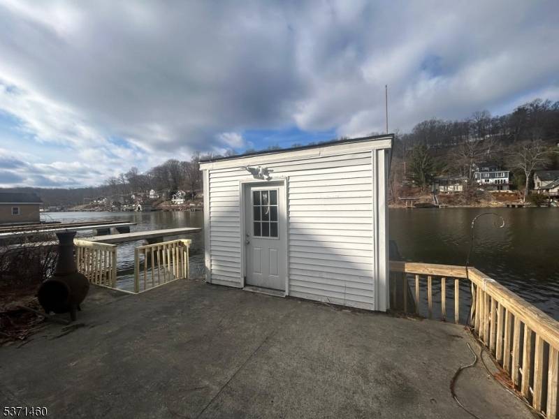 Hopatcong Boro, NJ 07843,38 W River Styx Rd