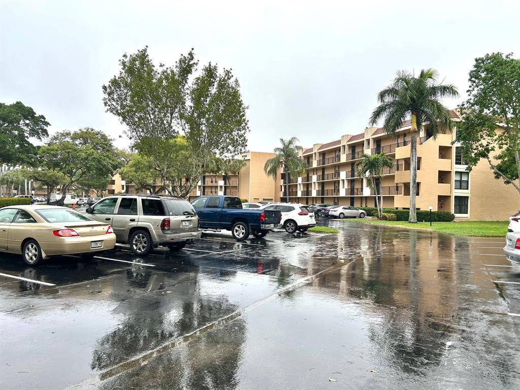 Margate, FL 33063,6515 Coral Lake Dr #203