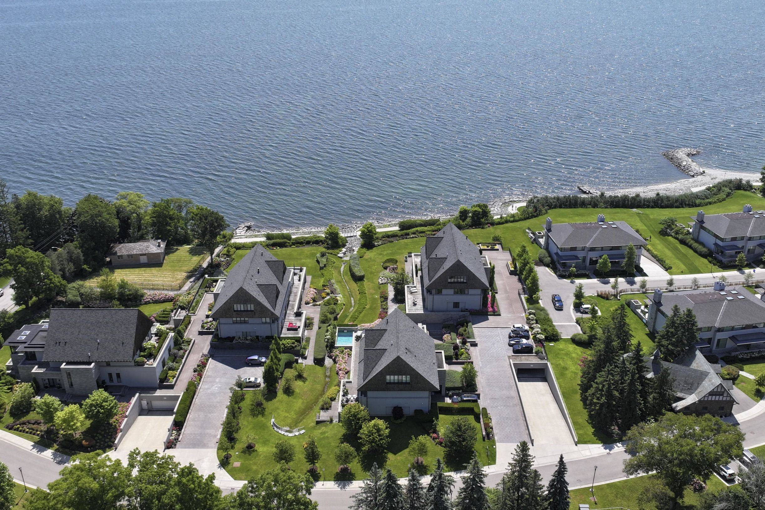 Oakville, ON L6J 0E1,10 Maple Grove DR #26