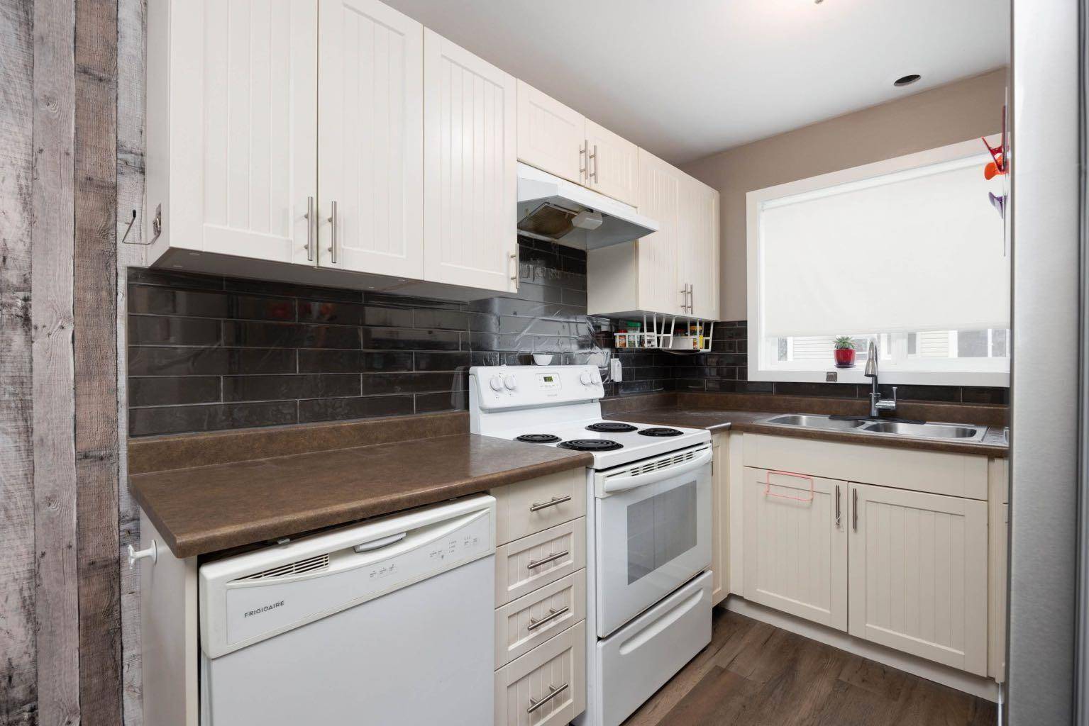 Fort Mcmurray, AB T9H 3Z4,600 Signal RD #825