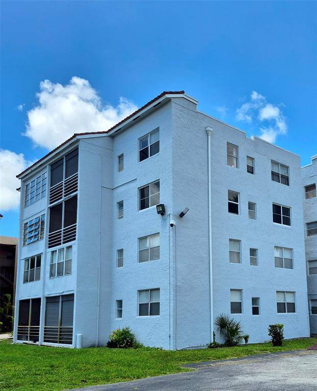 Lauderdale Lakes, FL 33311,2840 Somerset Dr #208M