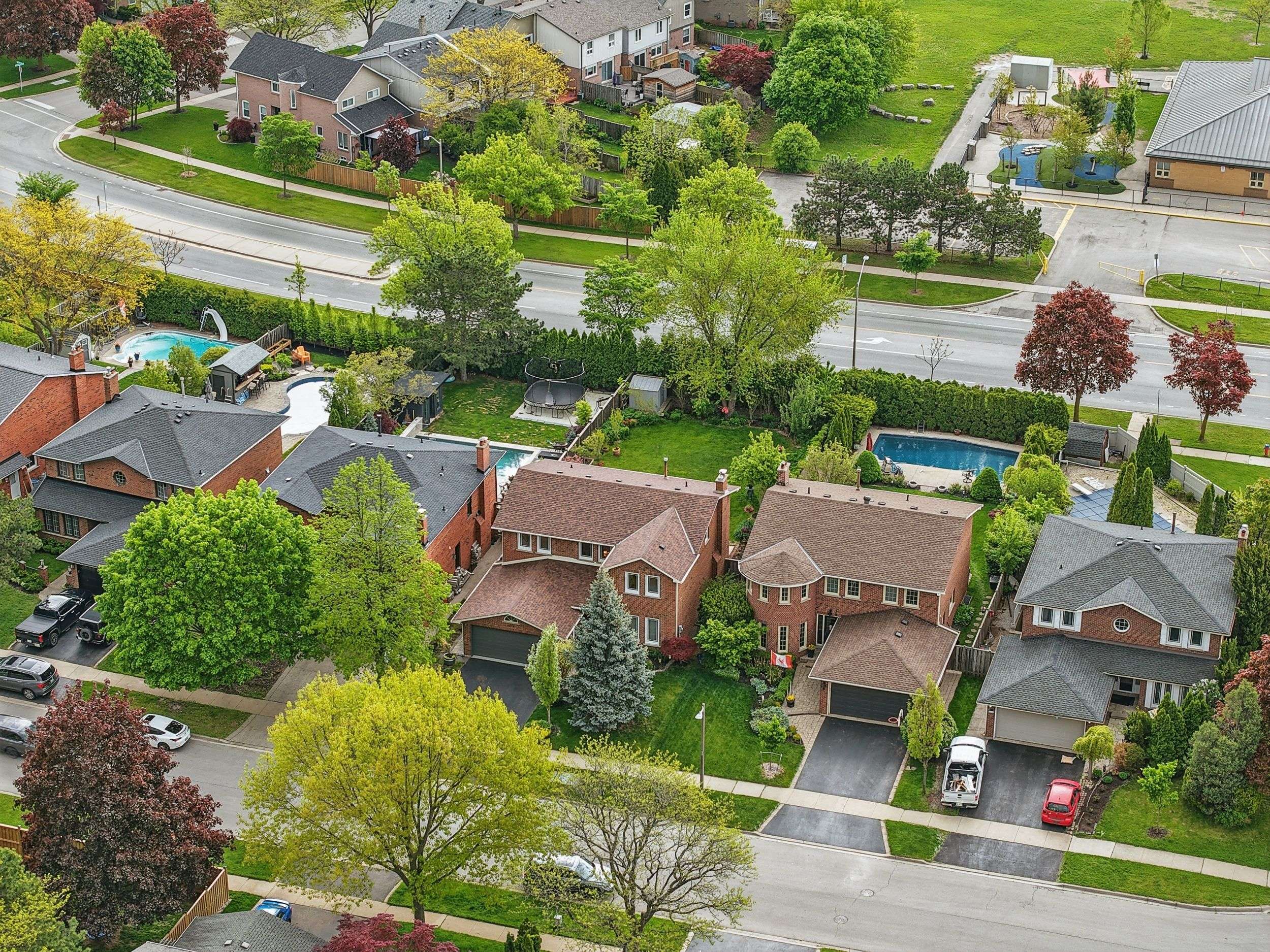 Oakville, ON L6M 1E3,1076 Roxborough DR