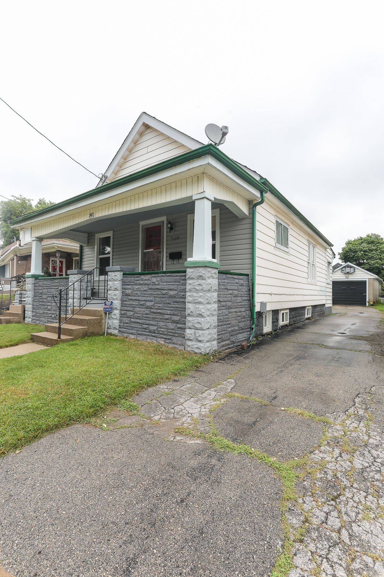 London East, ON N5Z 2S2,240 East ST