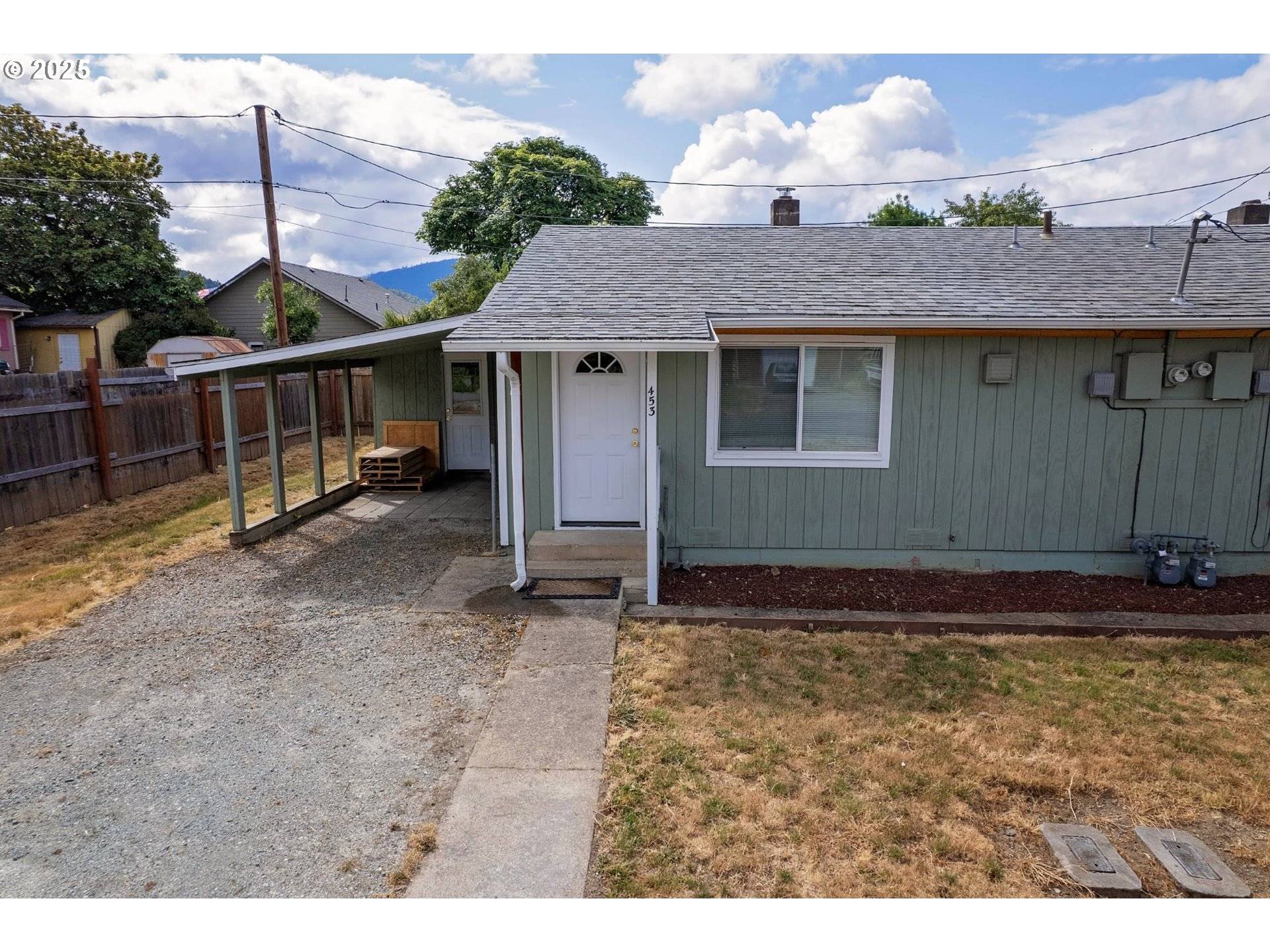 Riddle, OR 97469,451 E 3RD AVE