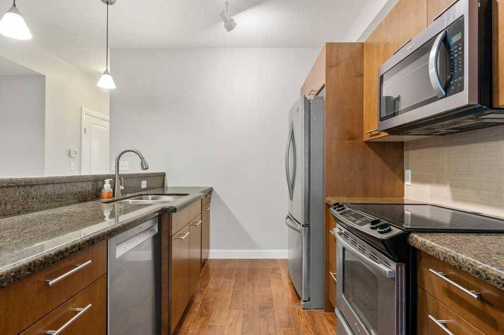 Calgary, AB T2N 1Z7,476 14 ST NW #202