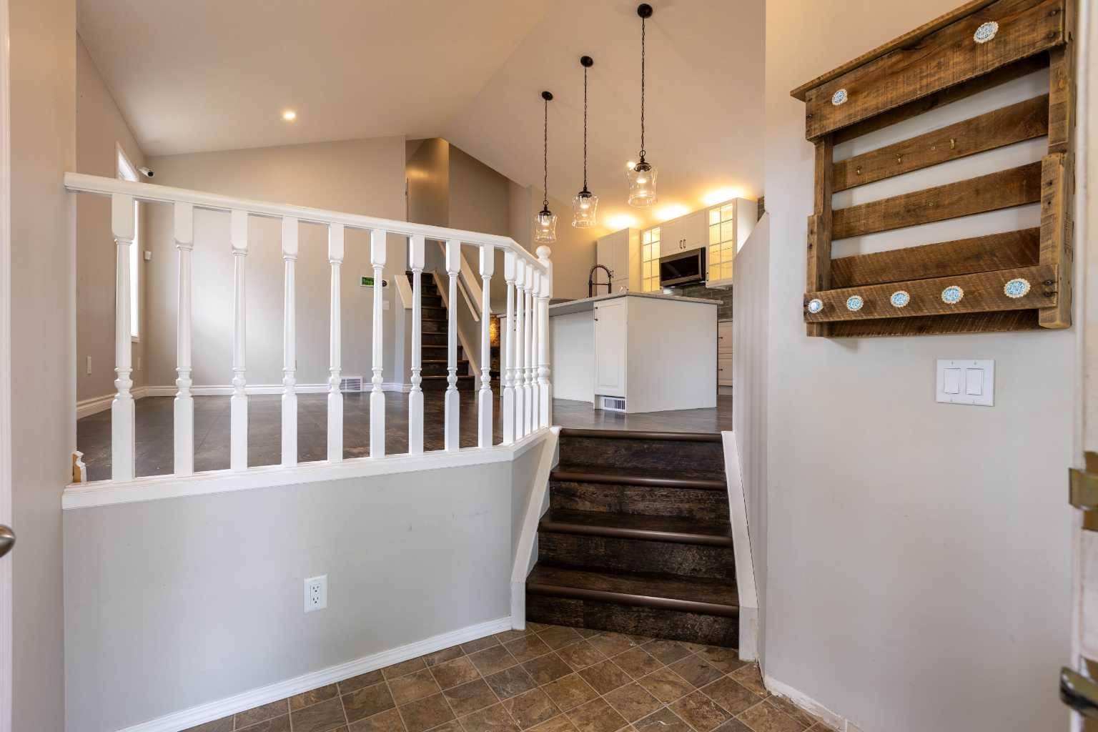 Calgary, AB T2B 3H8,132 Erin CIR SE