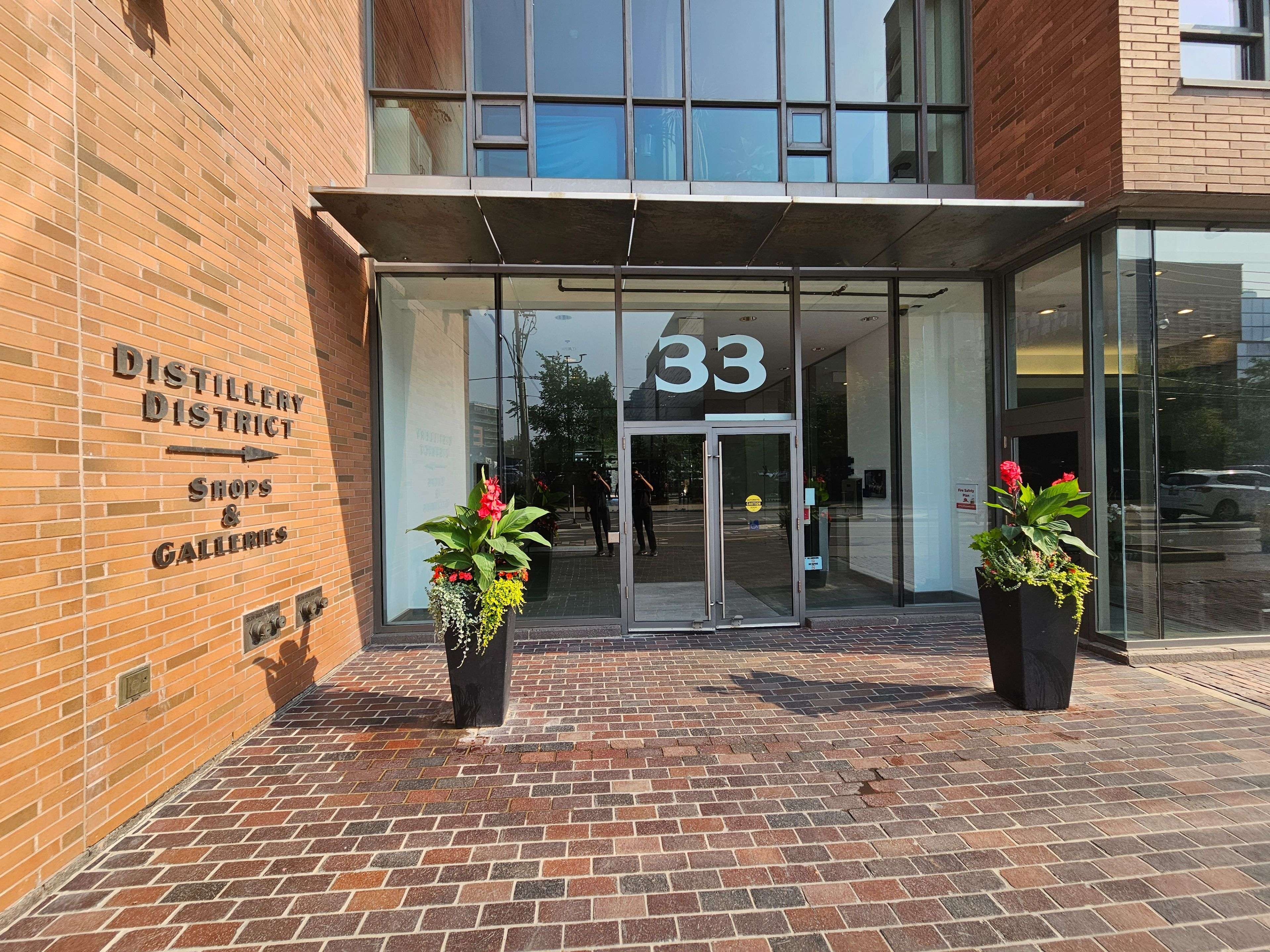 Toronto C08, ON M5A 3R3,33 Mill ST #806