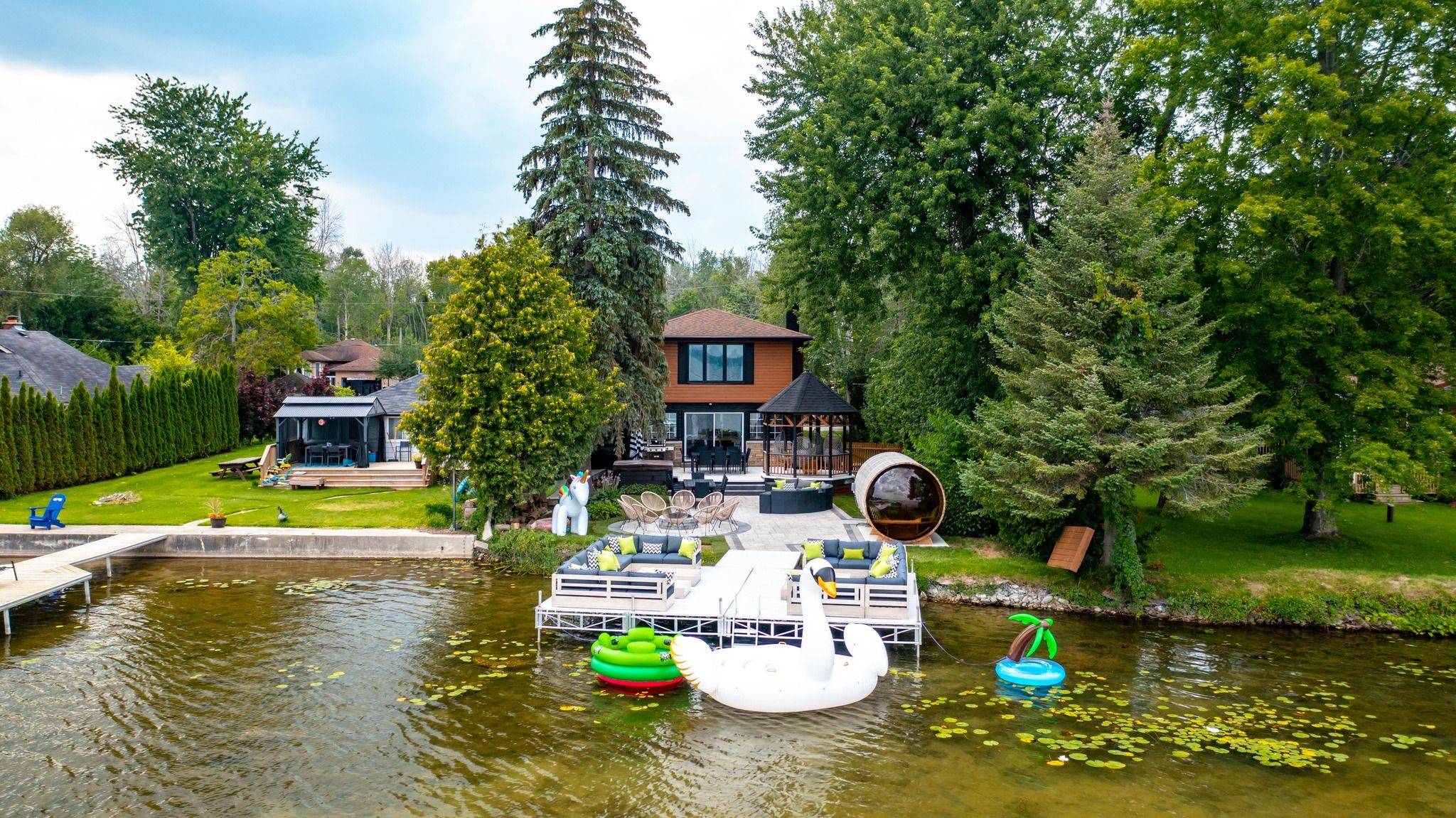 Innisfil, ON L0L 1W0,943 Barry AVE