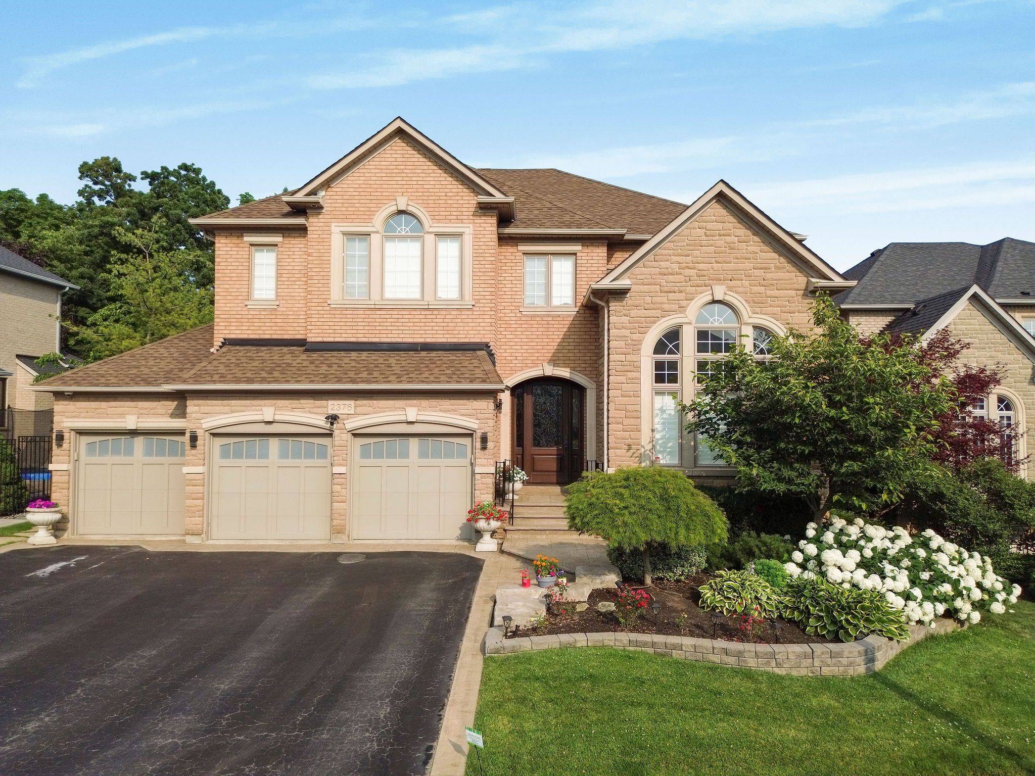 Oakville, ON L6H 6W9,2376 Valley Forest WAY