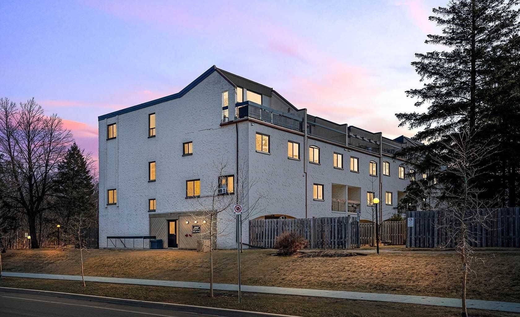 Oakville, ON L6H 2P3,1066 FALGARWOOD DR #165