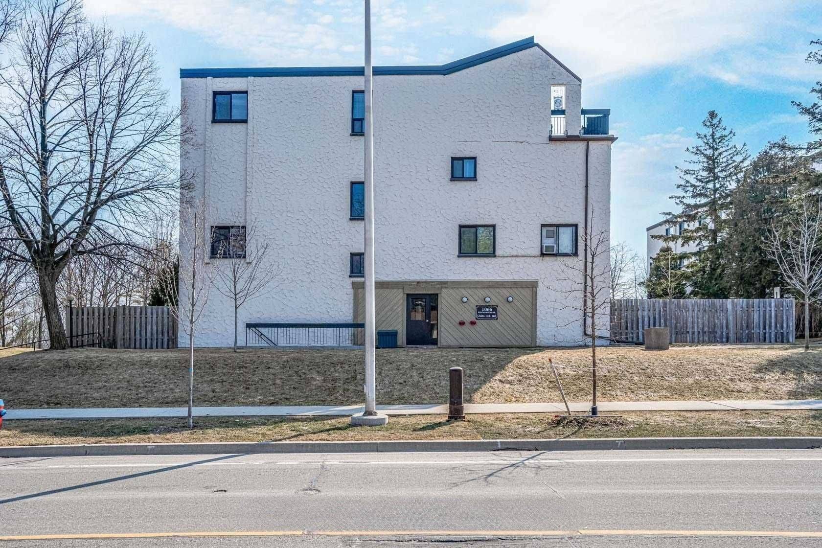 Oakville, ON L6H 2P3,1066 FALGARWOOD DR #165