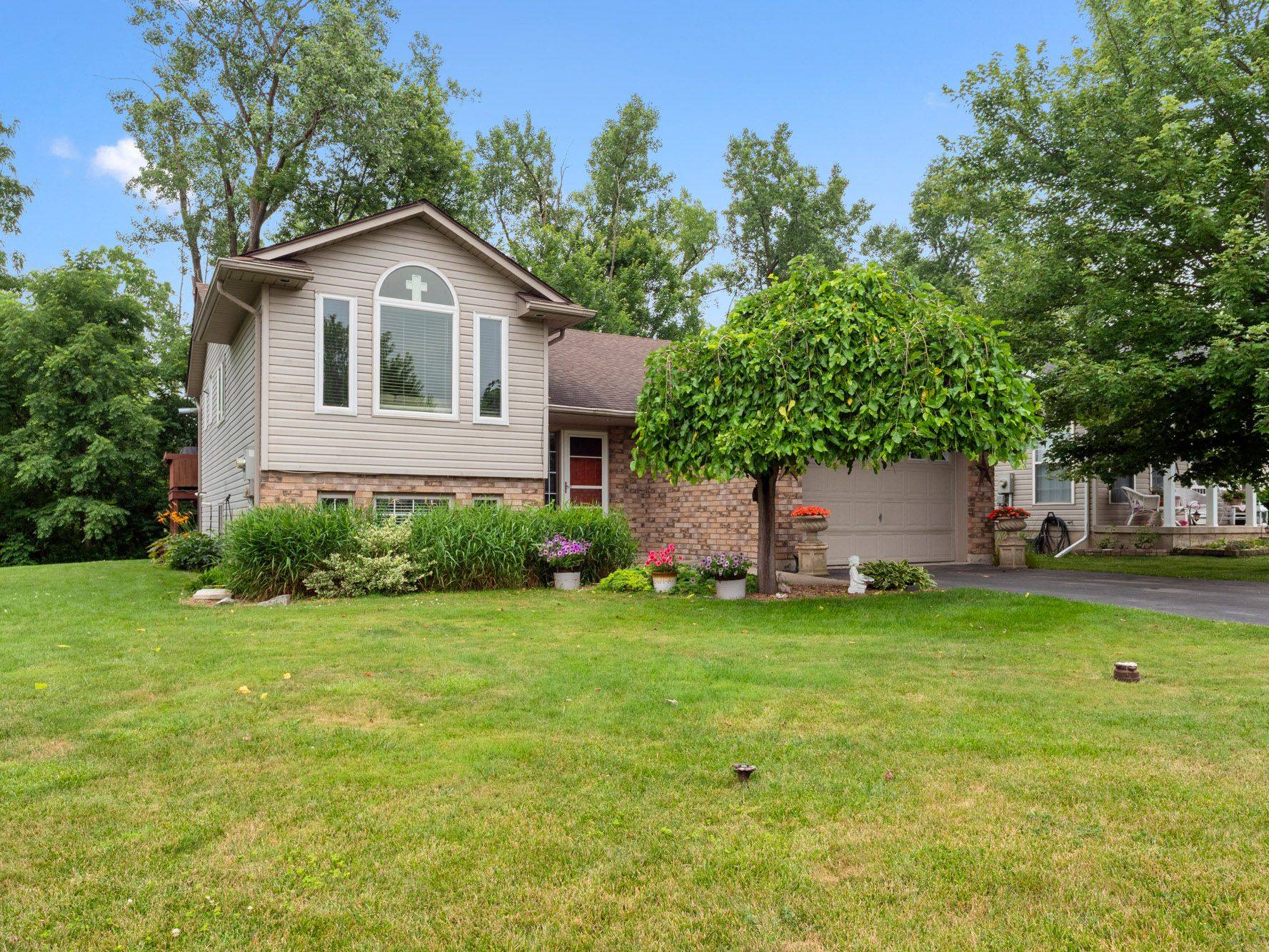 Fort Erie, ON L0S 1N0,7 Rochelle CRES