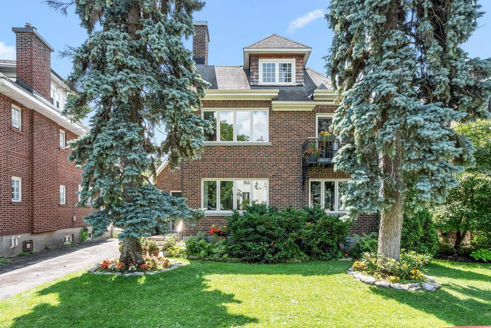 New Edinburgh - Lindenlea, ON K1M 0Z2,228 Rideau TER