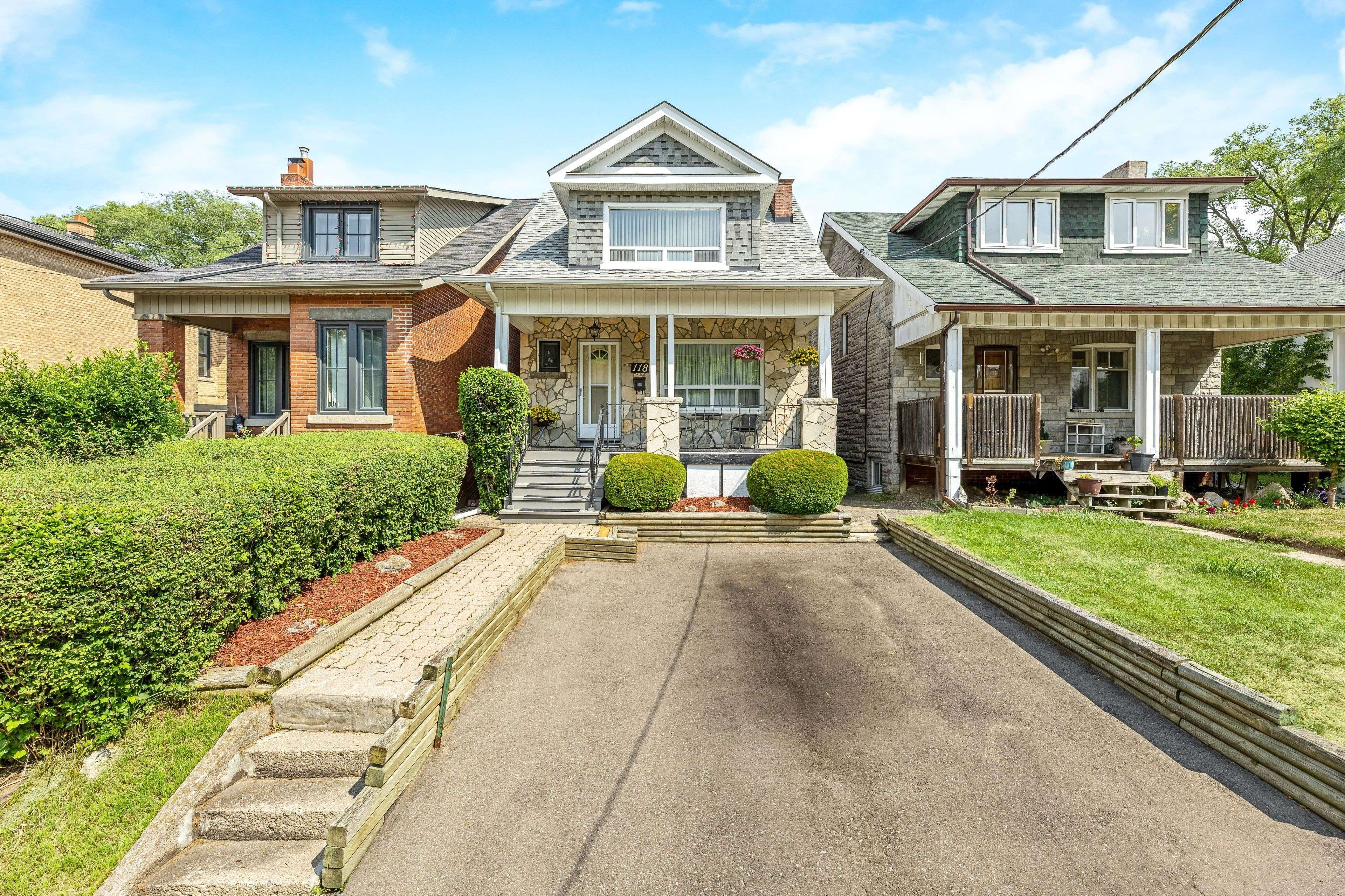 Toronto W06, ON M8V 2H8,118 Alder CRES