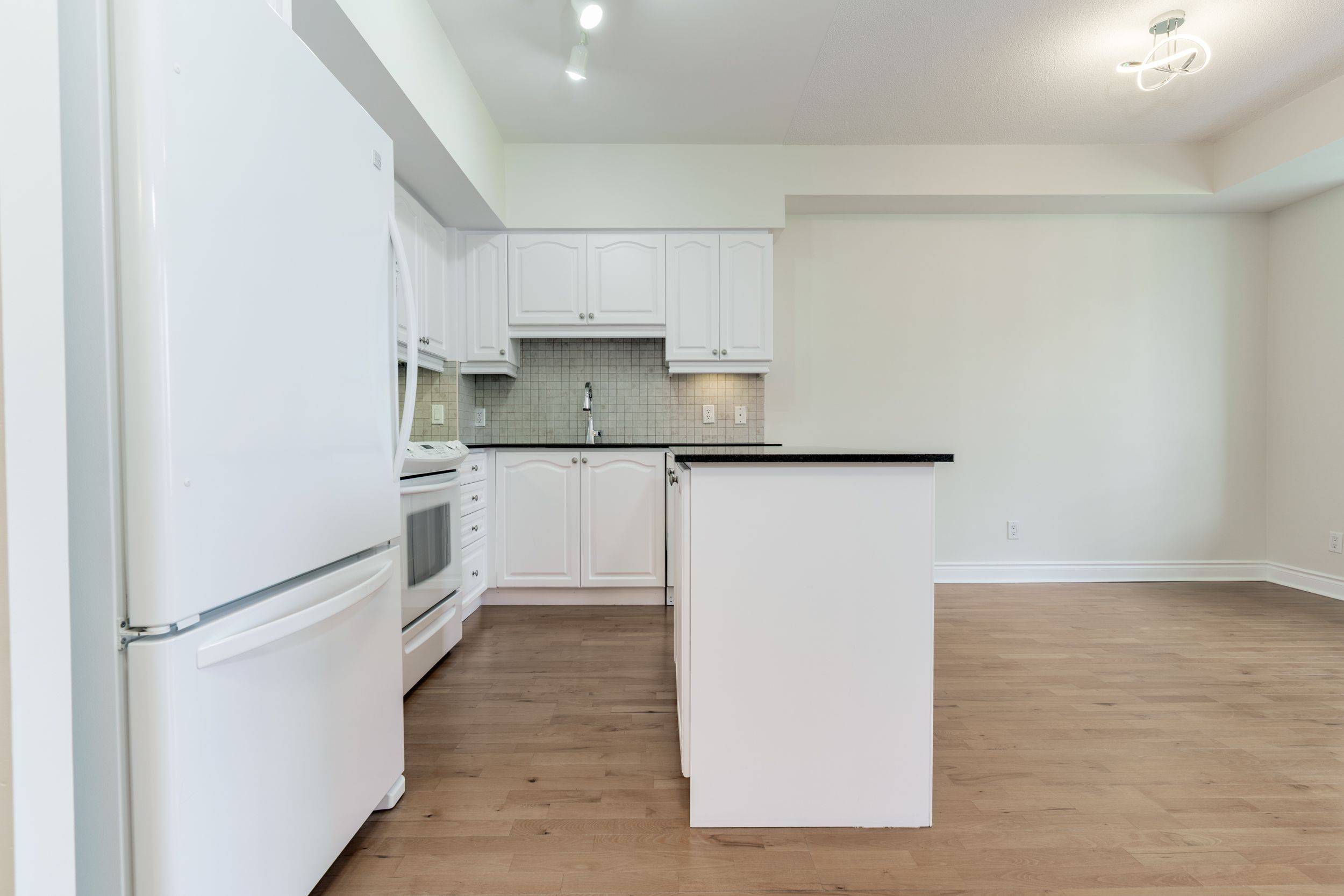 Toronto C13, ON M3C 4G9,1105 Leslie ST #801