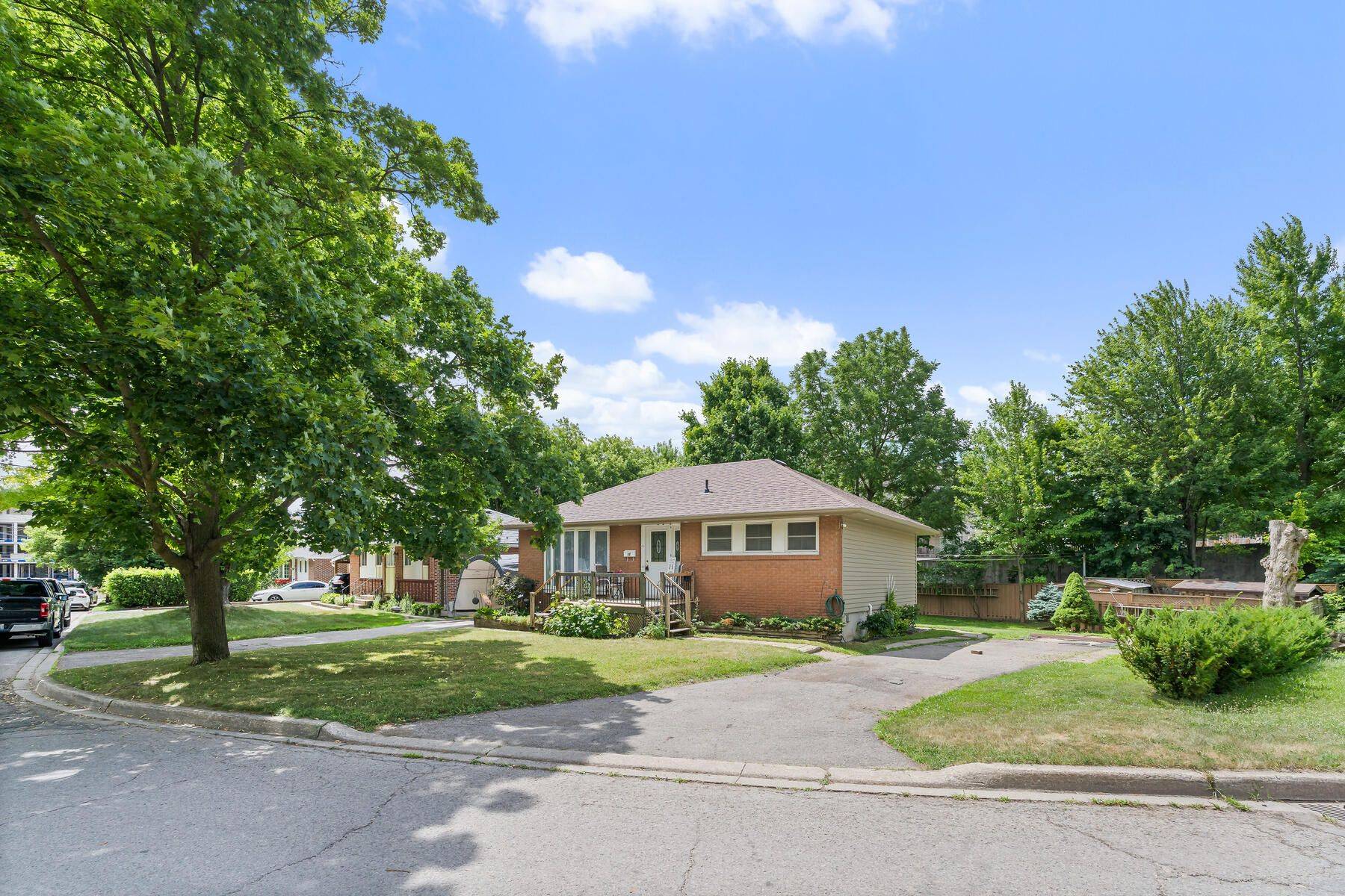 Halton Hills, ON L7G 2K8,19 Dayfoot DR