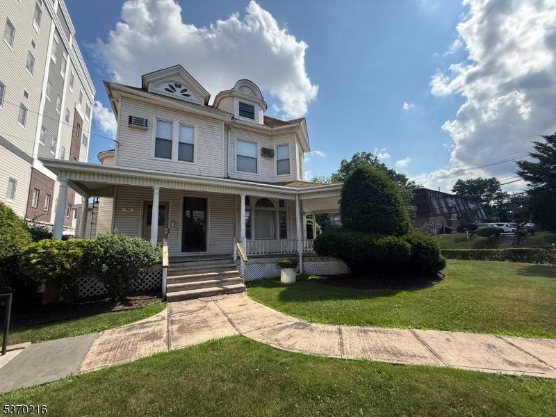 Elizabeth City, NJ 07202,96 W Grand St #8