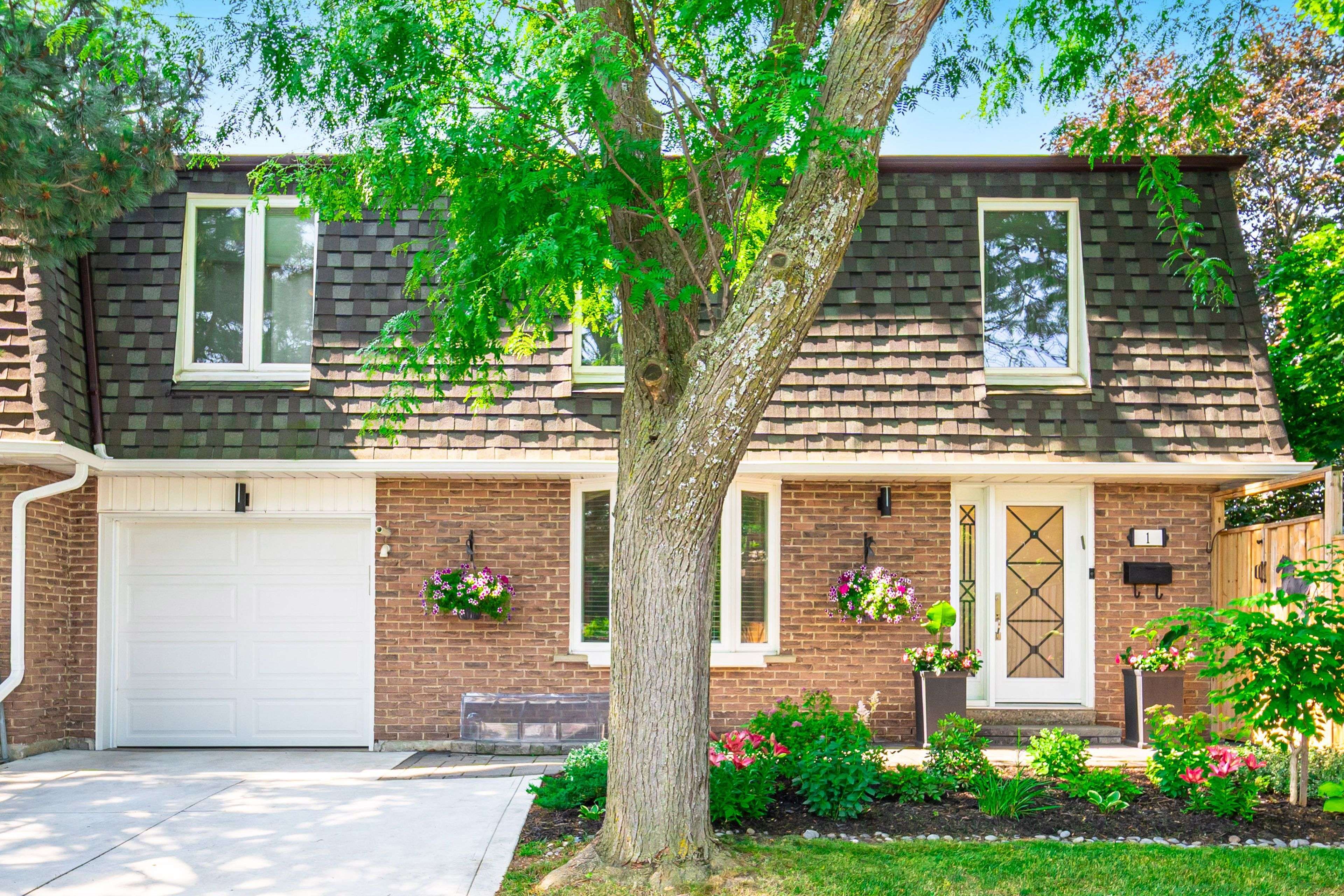Richmond Hill, ON L4C 5E3,1 Denava Gate