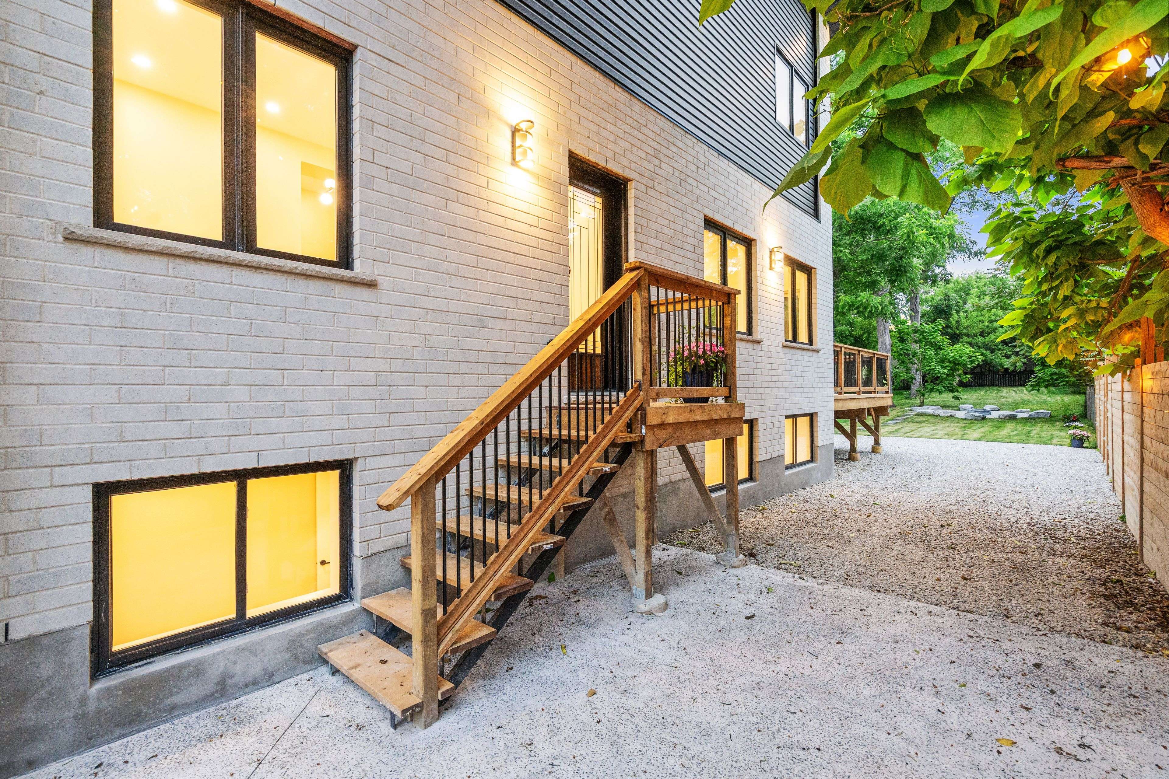 London North, ON N5Y 2S3,858 WILLIAM ST