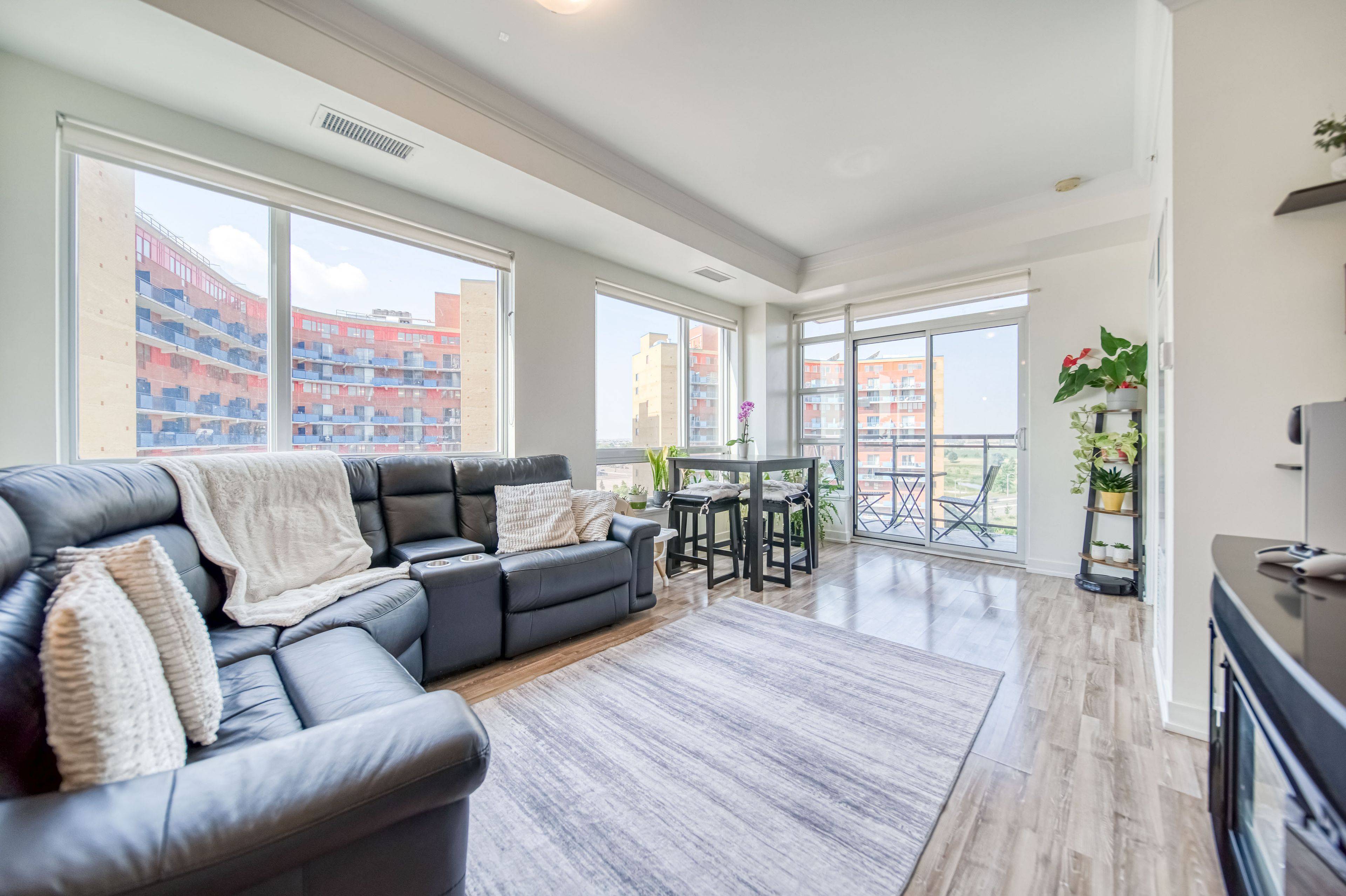 Toronto W10, ON M9W 7J9,840 Queens Plate DR #902