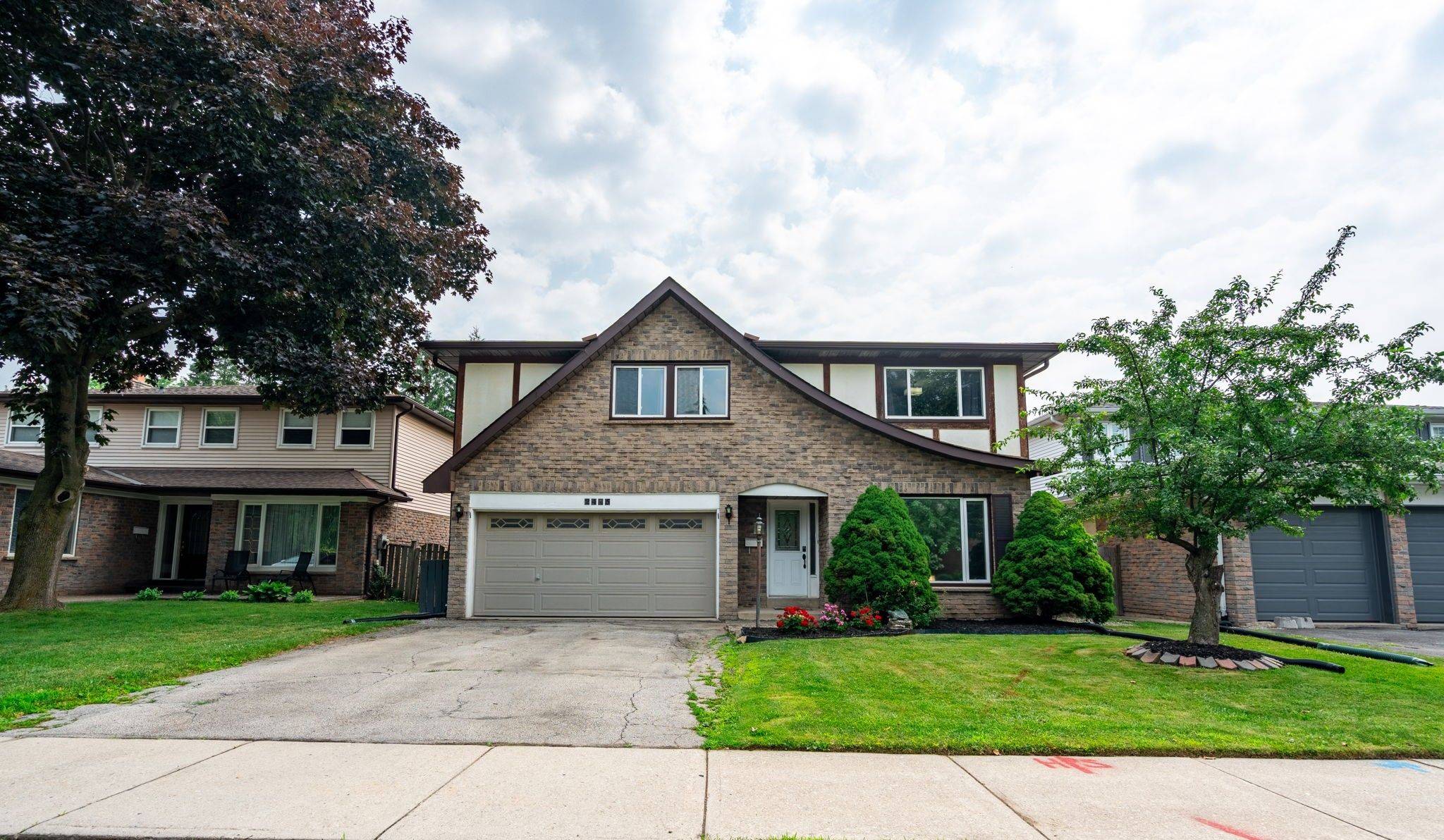 Burlington, ON L7P 3T7,2445 Cavendish DR