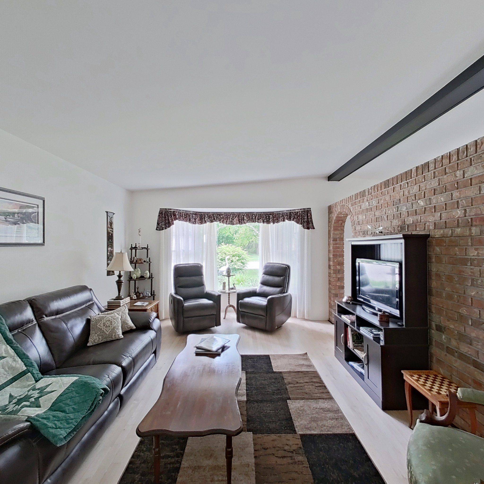 Bracebridge, ON P1L 1C3,4 Maypark DR