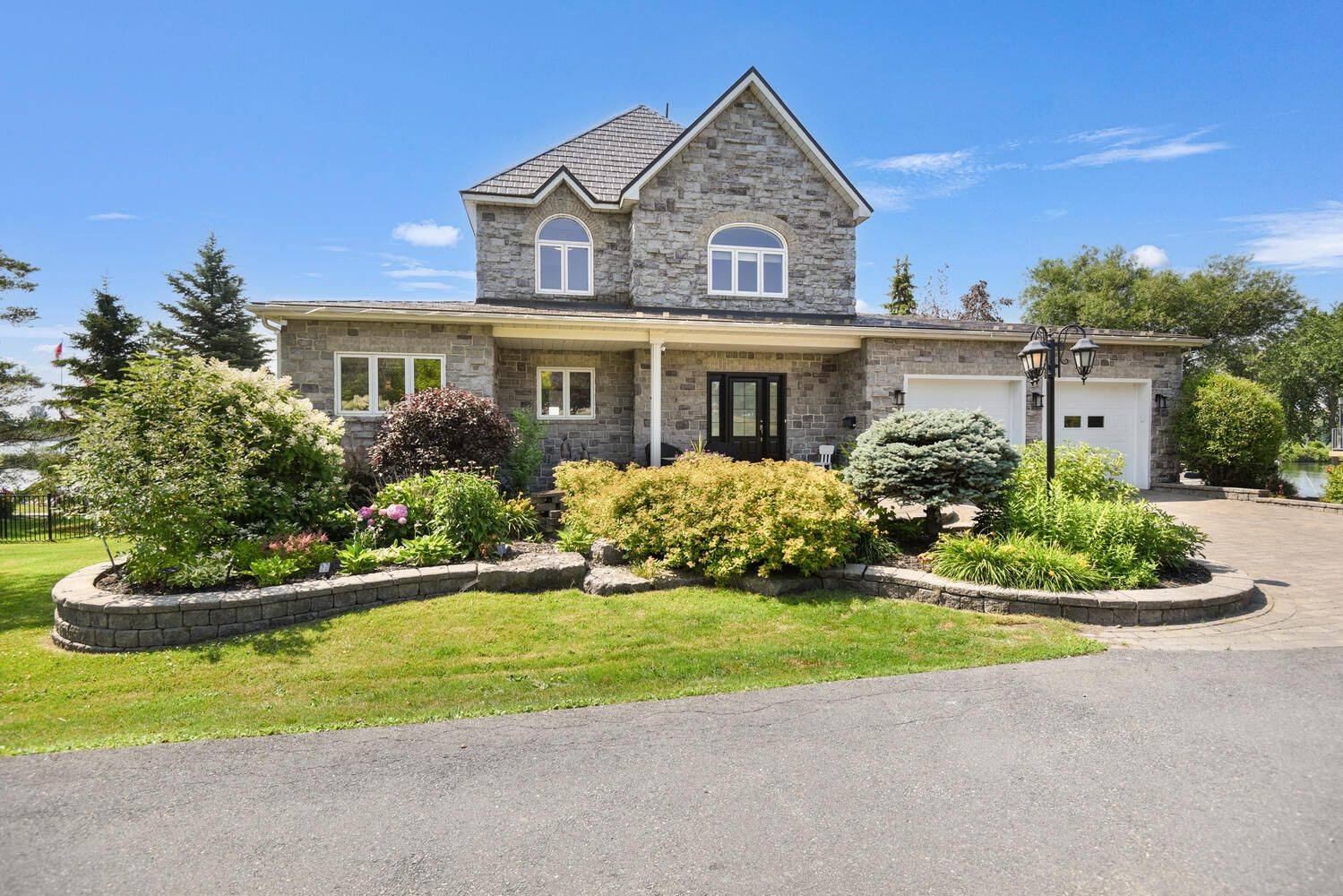 Edwardsburgh/cardinal, ON K0E 1E0,201 Empire Hanna RD E