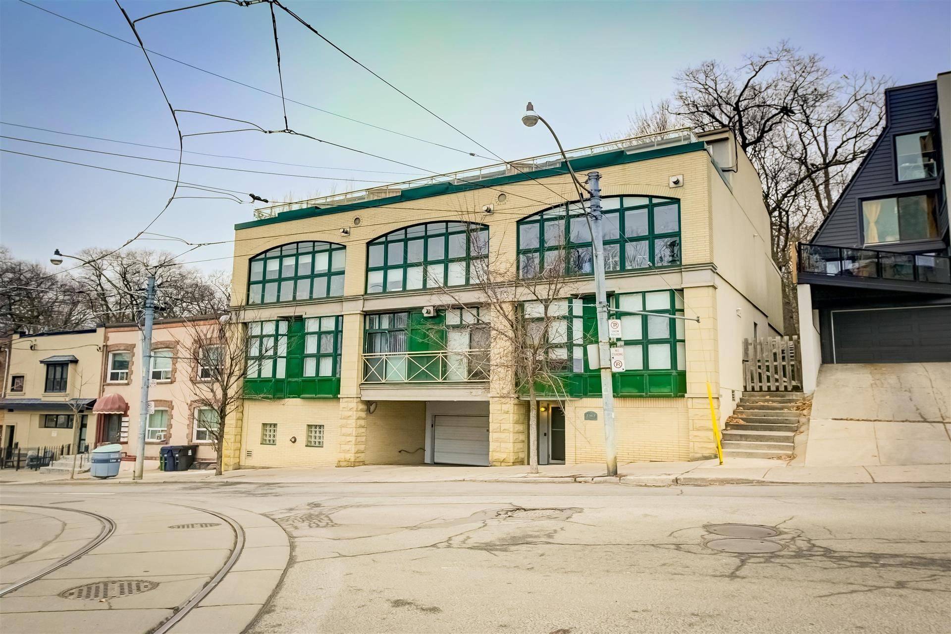 Toronto E02, ON M4E 1H3,2362 Queen ST E #8