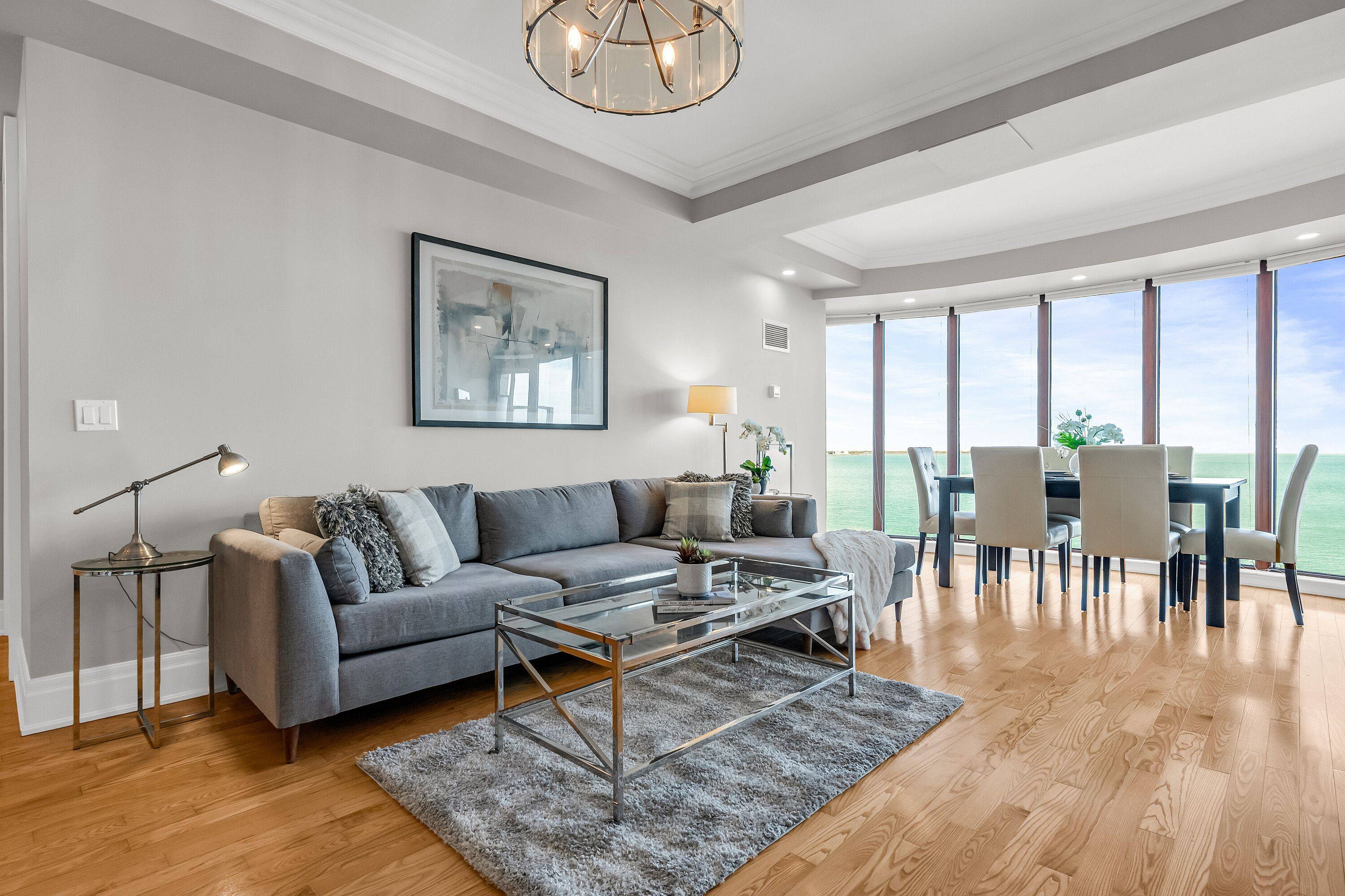 Toronto W06, ON M8V 4G4,2095 Lake Shore BLVD W #818