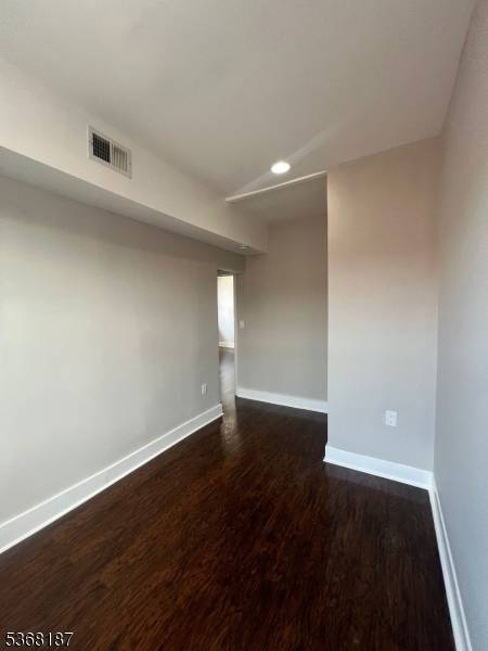Newark City, NJ 07102,8 Elm St