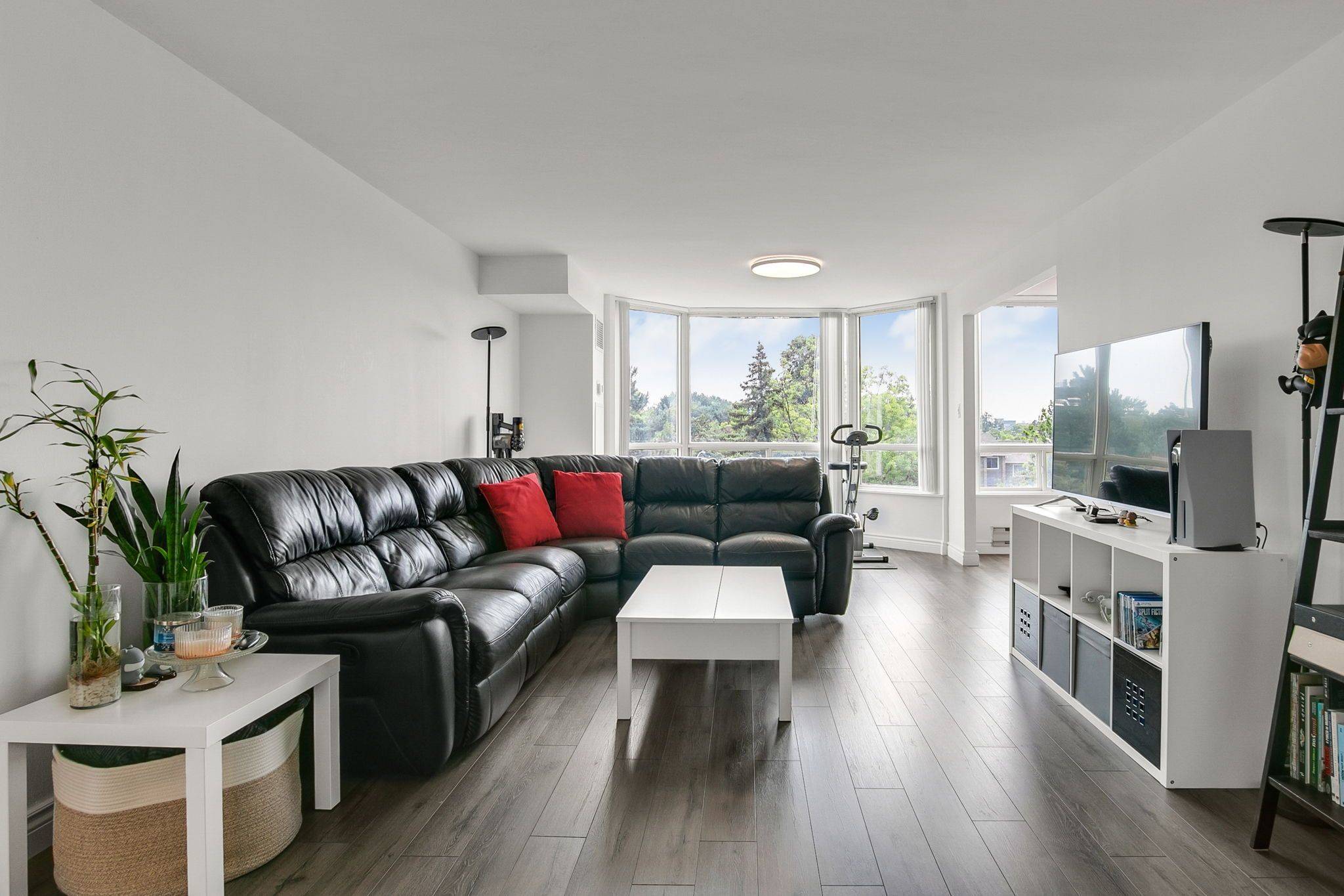 Richmond Hill, ON L4C 9V3,175 Cedar AVE #413