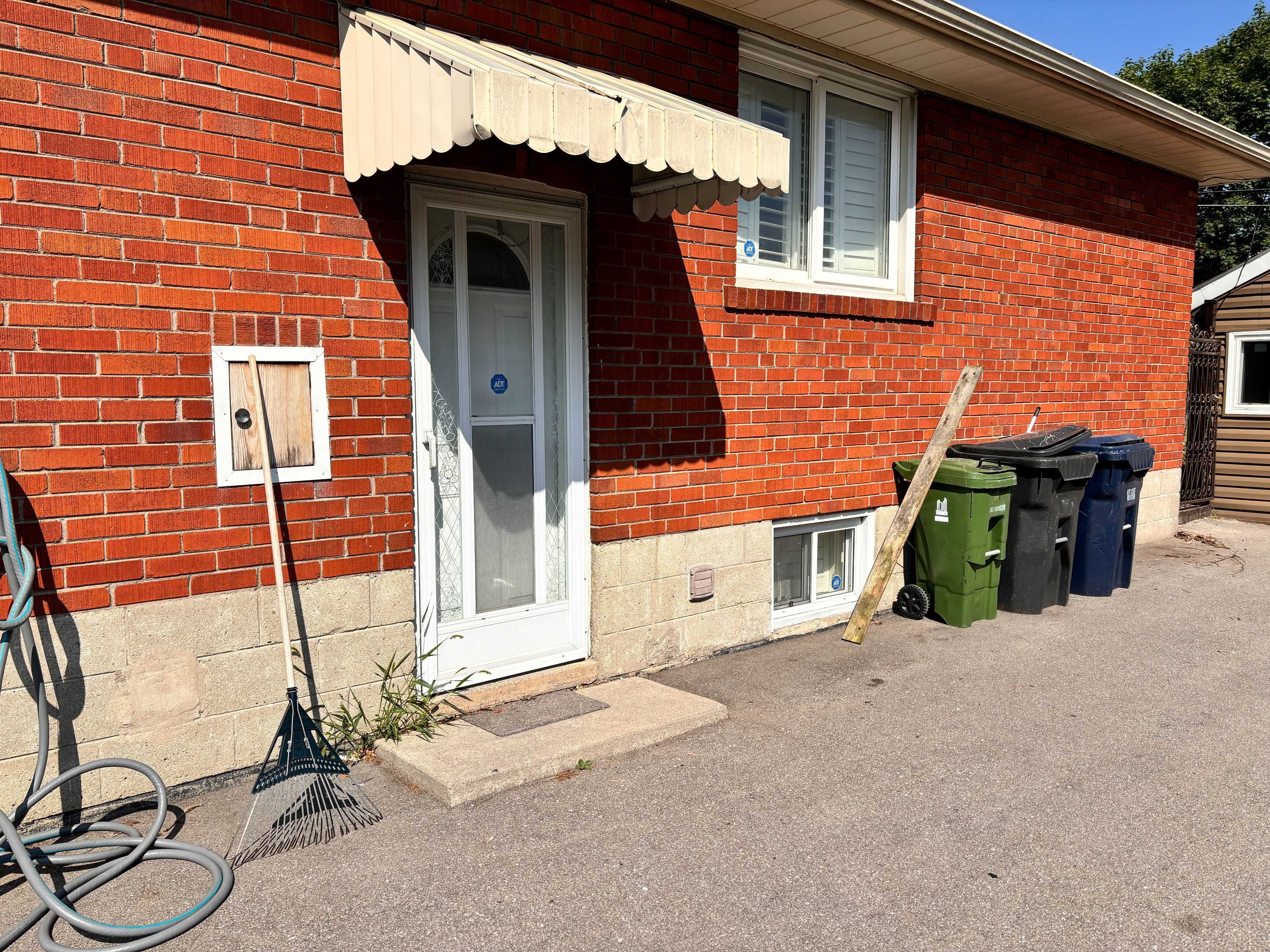 Toronto W10, ON M9W 2A2,122 Redwater DR