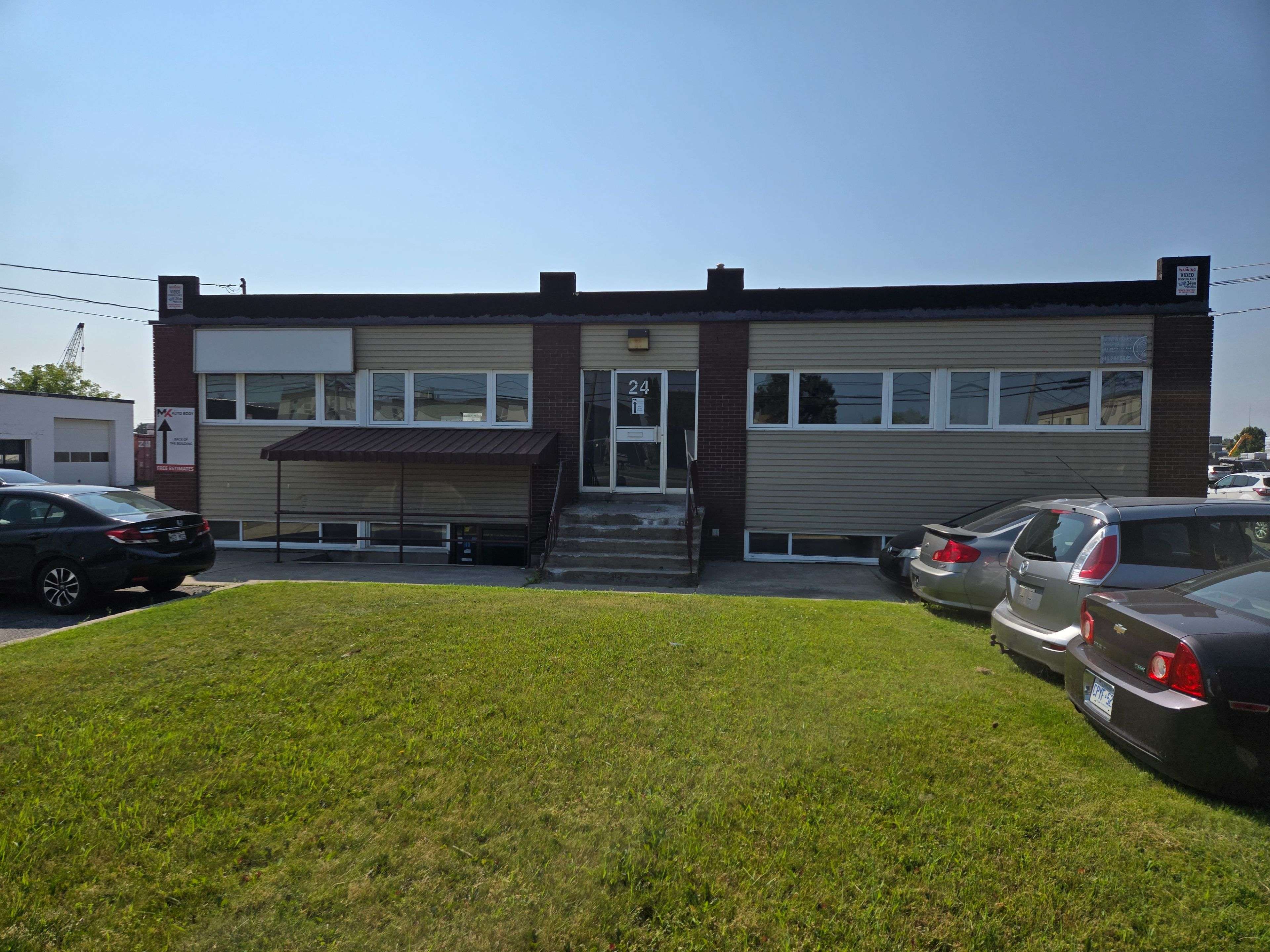 Country Place - Pineglen - Crestview And Area, ON K2E 6T8,24 Bentley AVE #B