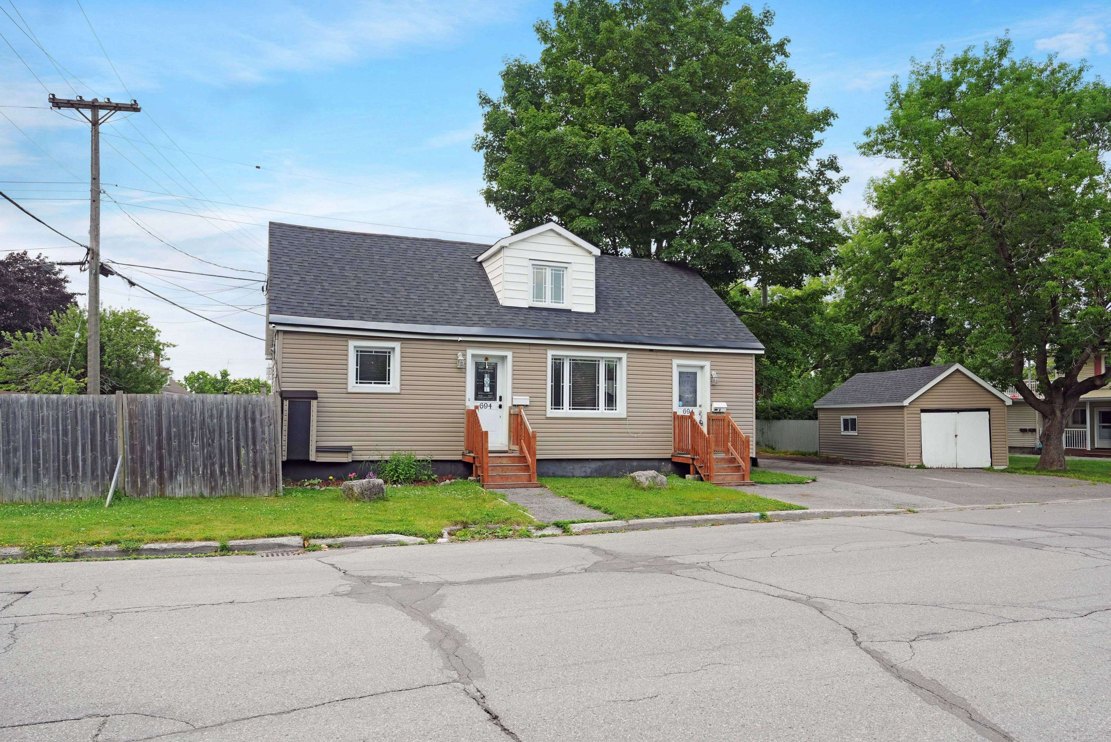Overbrook - Castleheights And Area, ON K1K 3K2,694 De L'eglise ST
