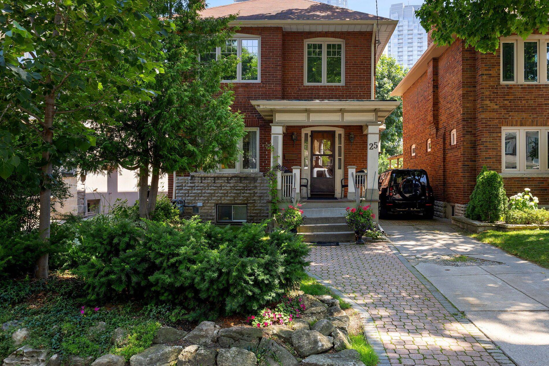 Toronto C03, ON M5P 2B4,25 Maxwell AVE