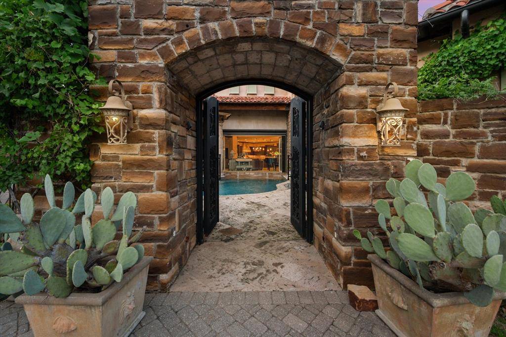 Pantego, TX 76013,2 Park Row Court