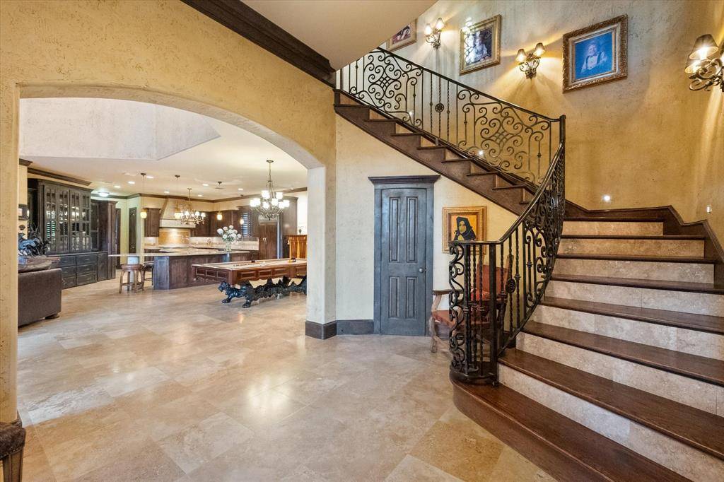 Pantego, TX 76013,2 Park Row Court