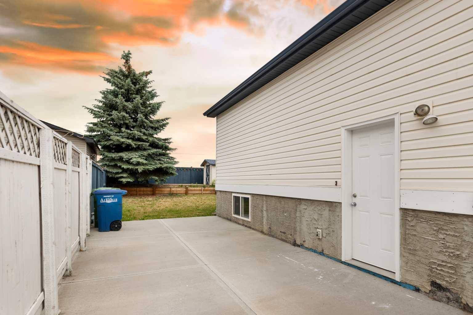 Airdrie, AB T4B 2J8,84 Woodside CIR NW