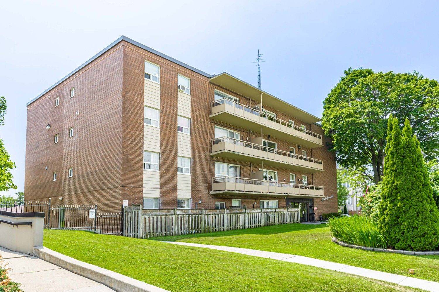 Toronto C13, ON M4A 1H1,71 Jonesville CRES #104
