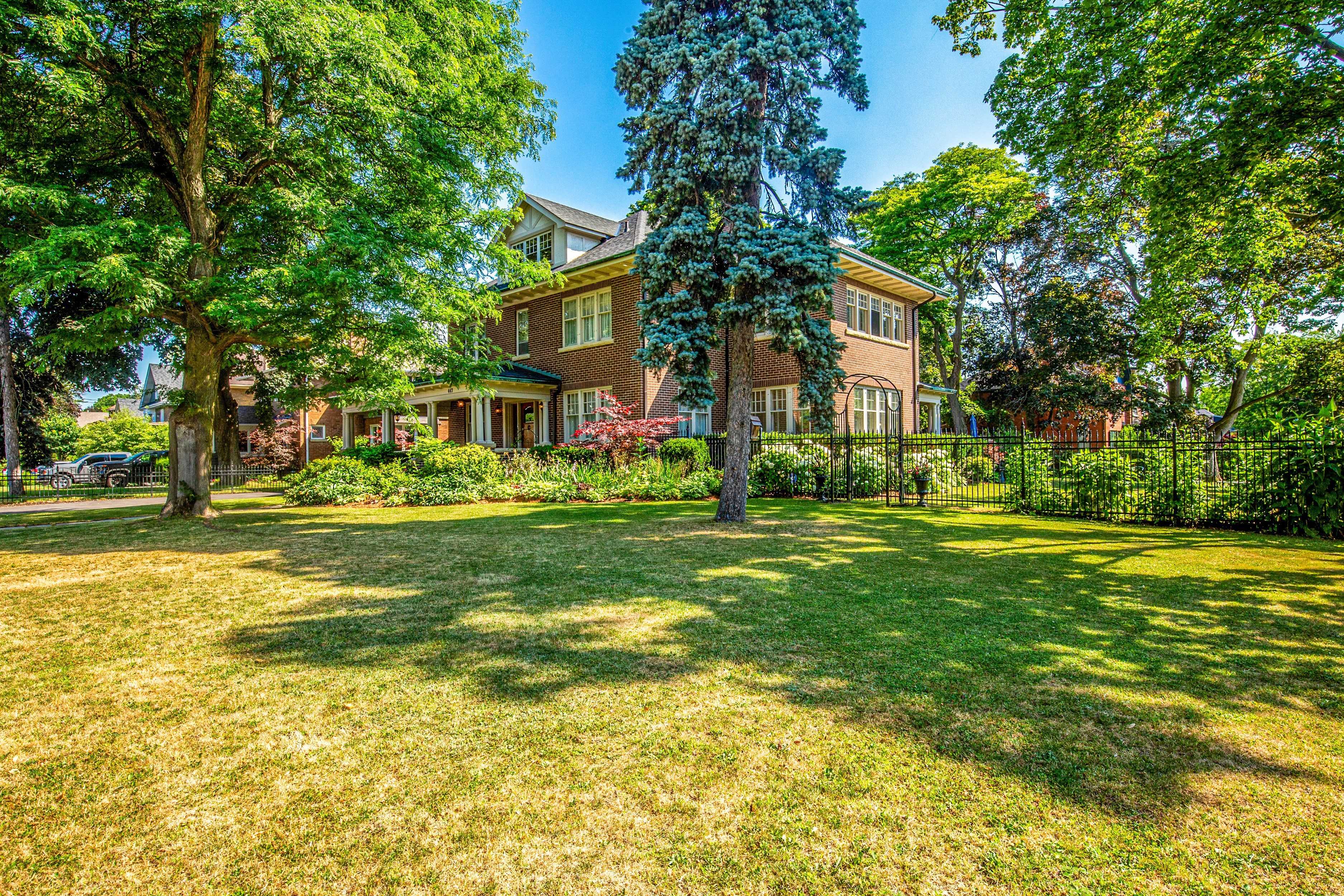 Oshawa, ON L1G 4T8,447 Simcoe ST N