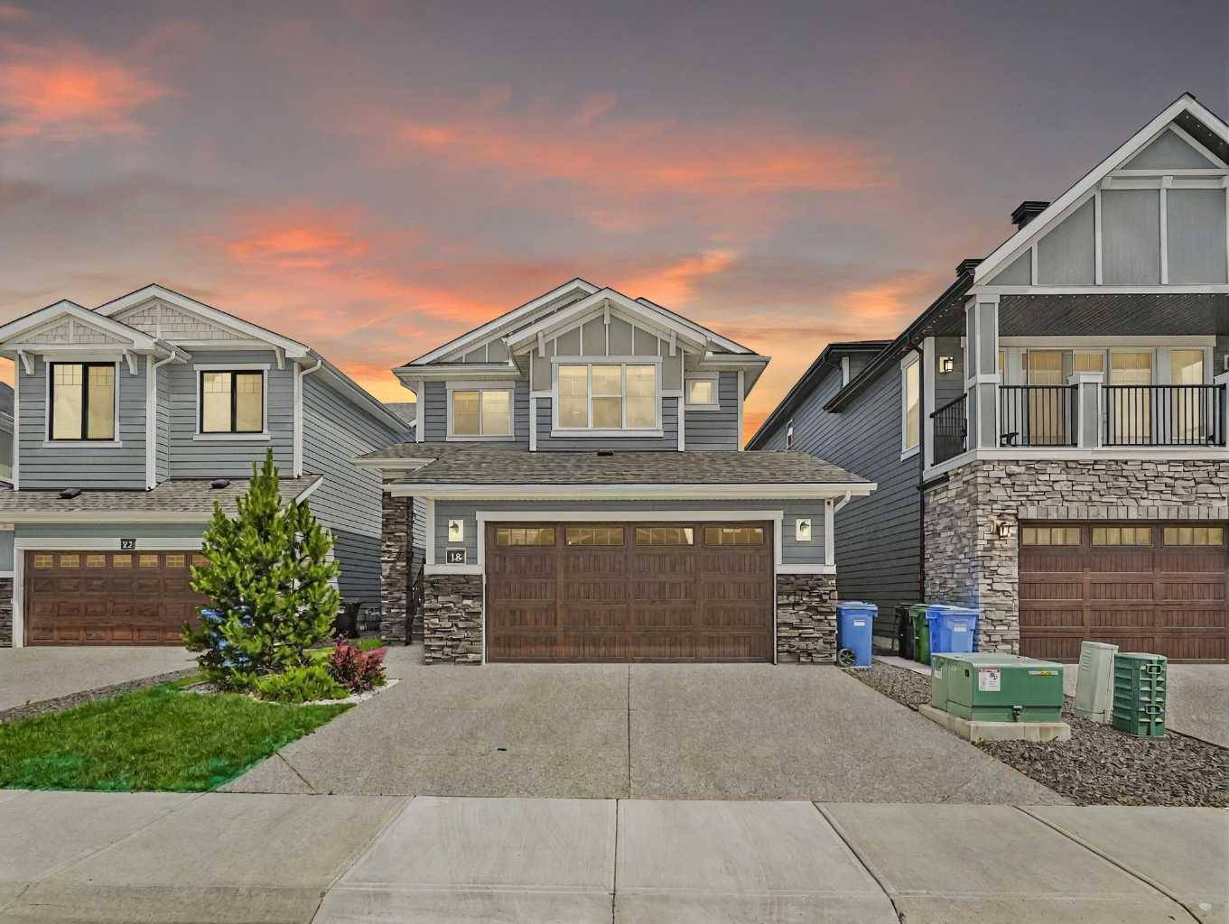 Calgary, AB T3H 2B1,18 West Grove Mews SW