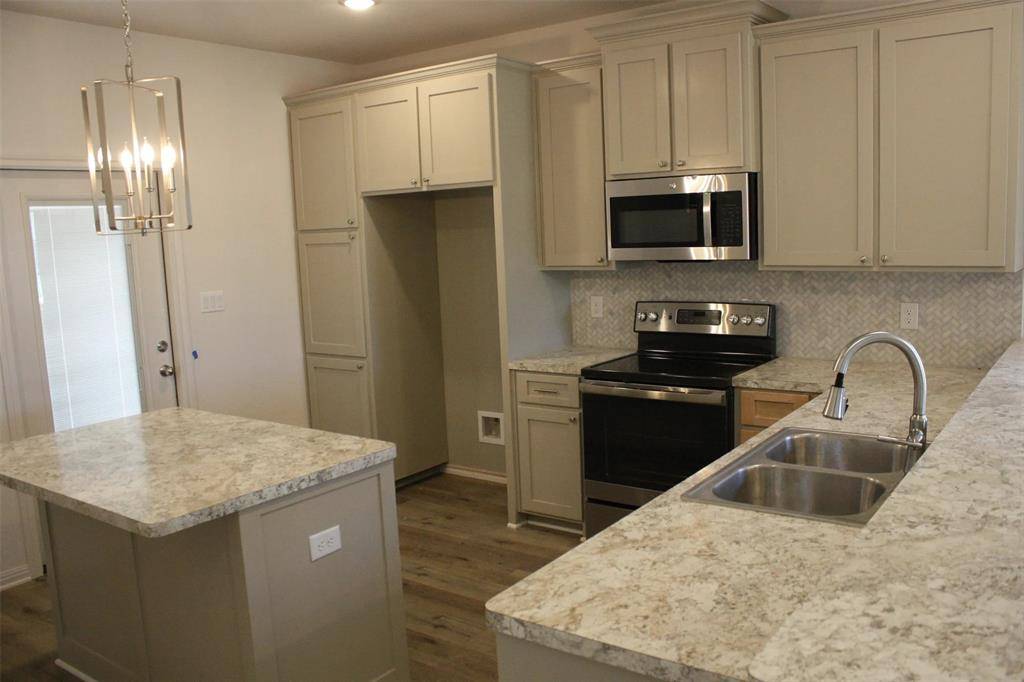 Lacy Lakeview, TX 76705,1019 Hooks Avenue
