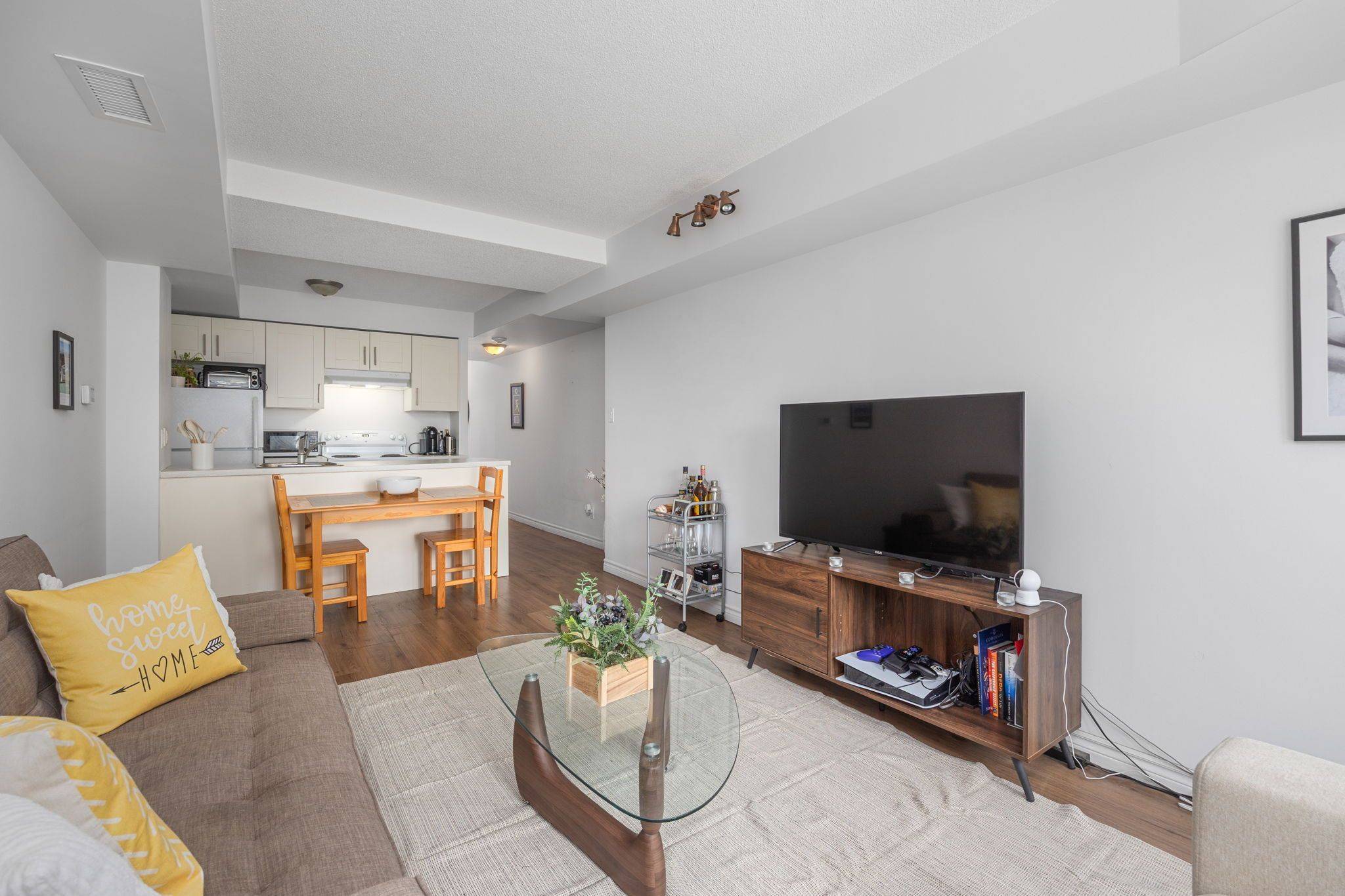 Toronto C03, ON M6C 4B4,15 Maplewood AVE #212