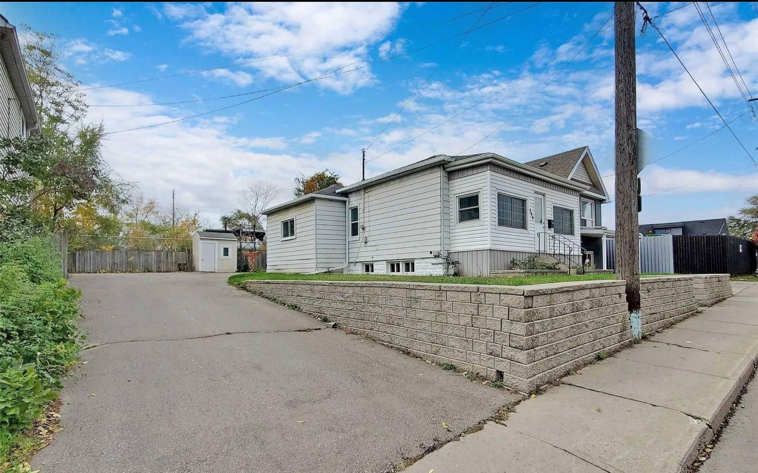 Hamilton, ON L8L 4B2,266 Beach RD