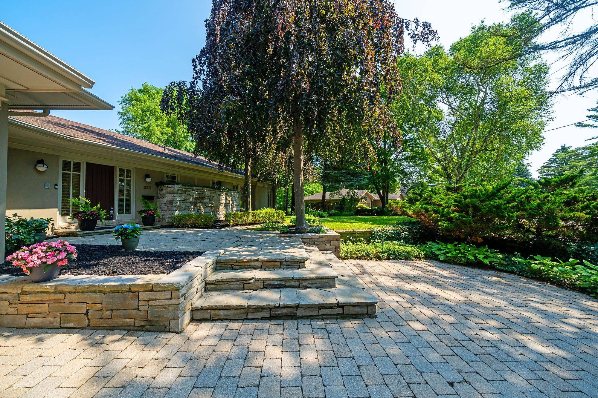 Oakville, ON L6J 4R3,223 Trelawn AVE