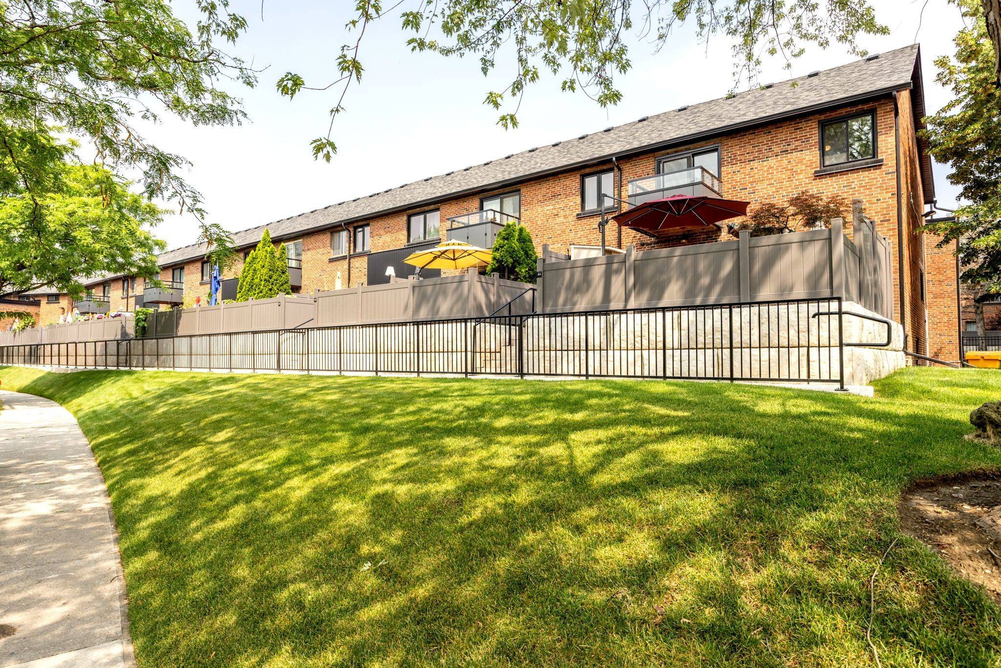 Toronto W08, ON M9C 5P2,51 Broadfield DR #44